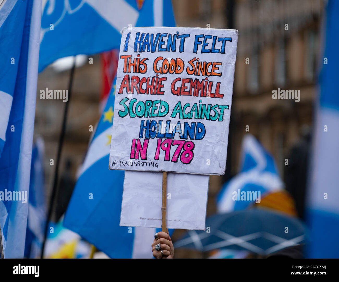 Schottland, Großbritannien. 2. November 2019. Unterstützer des schottischen Nationalismus nehmen an einer Kundgebung auf dem George Square in Glasgow. Die Kundgebung der nationalen Zeitung organisiert wurde, die Schottische pro-Nationalismus Zeitung. Erster Minister Nicola Sturgeon gerichtet der Rallye. Iain Masterton/Alamy Leben Nachrichten. Stockfoto