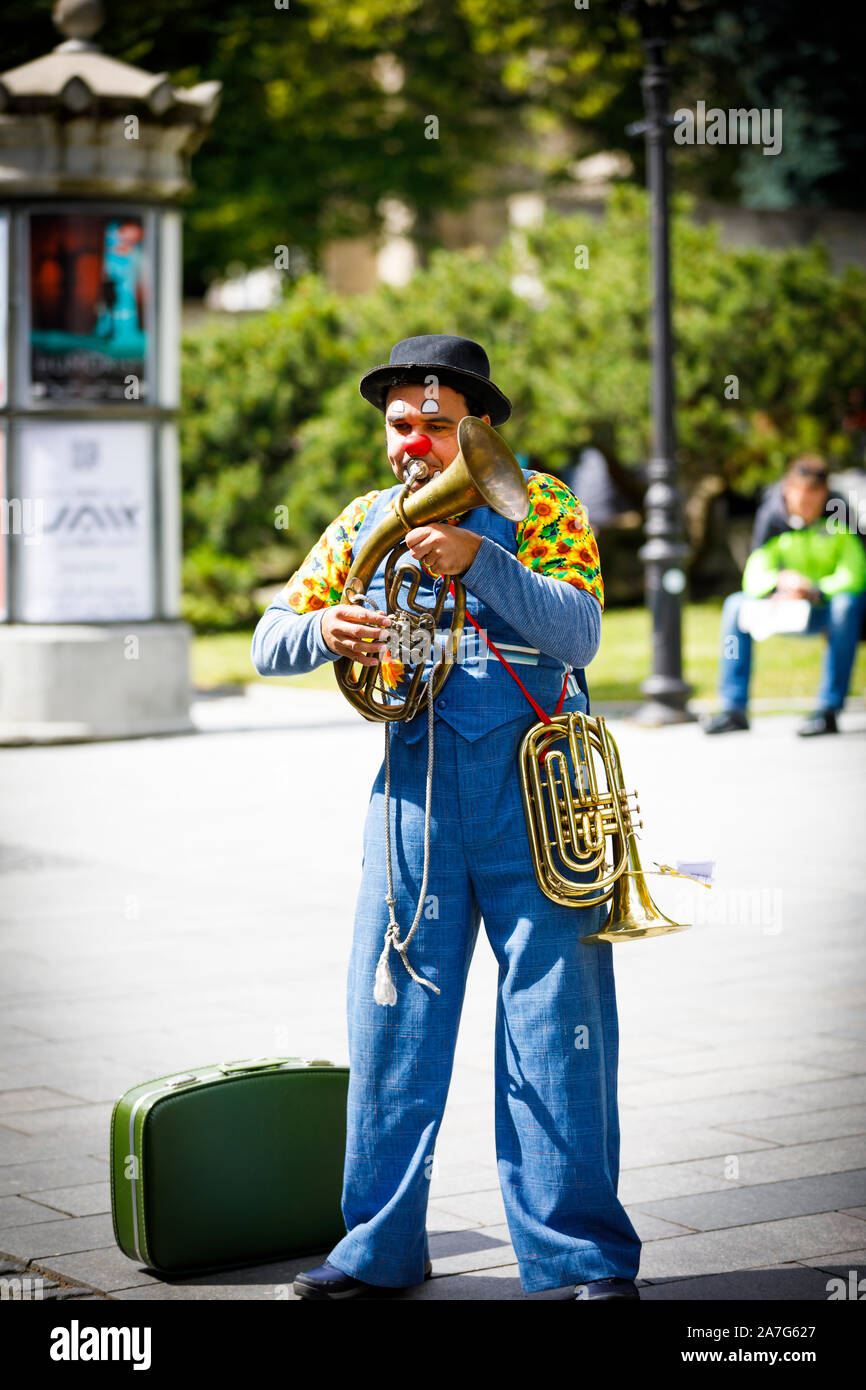 TALLINN, Estland - 05.JULI 2019: Clown spielt Musik instrumente auf einer Straße in Tallinn, Estland am Juli 05, 2019 Stockfoto