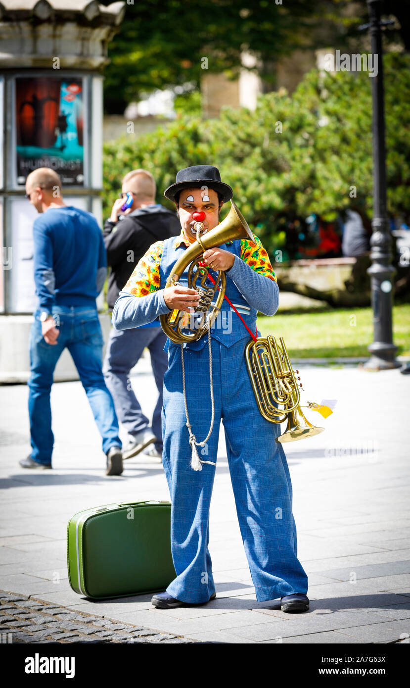 TALLINN, Estland - 05.JULI 2019: Clown spielt Musik instrumente auf einer Straße in Tallinn, Estland am Juli 05, 2019 Stockfoto