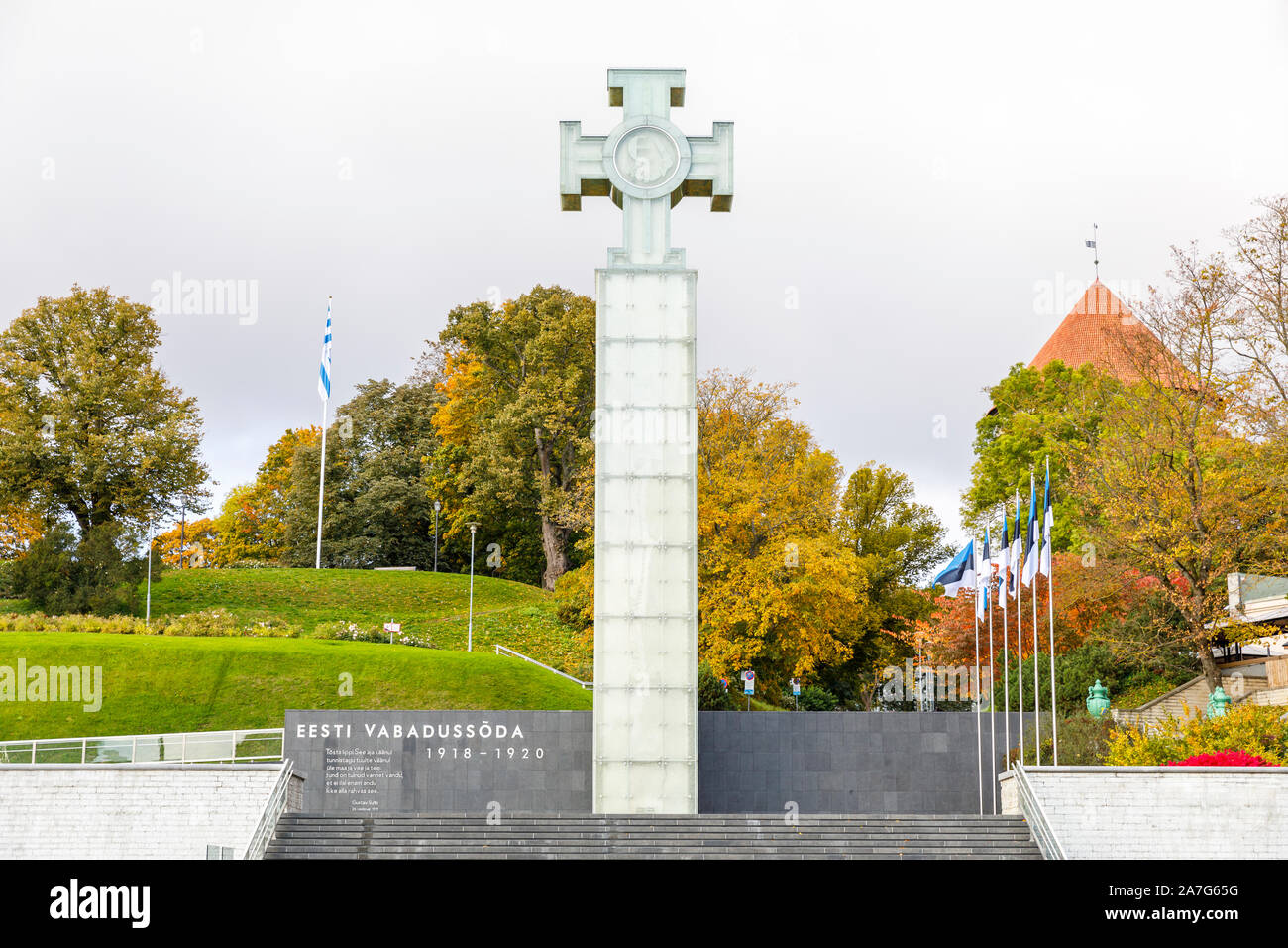 TALLINN, Estland - Oktober 05, 2019: Glas Freiheitsstatue und farbenfrohe Bäume im Herbst in Tallinn, Estland im Oktober 2019 Stockfoto