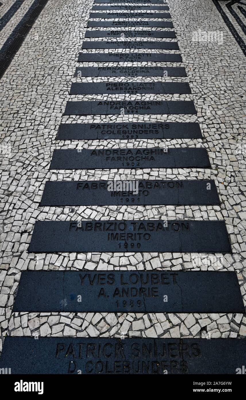 Walk of Fame mit den Namen von berühmten Rallye Fahrer der Madeira Wine Rallye, schwarzen und weißen ornamentalen Bodenmosaik aus Kopfsteinpflaster, Funchal Stockfoto