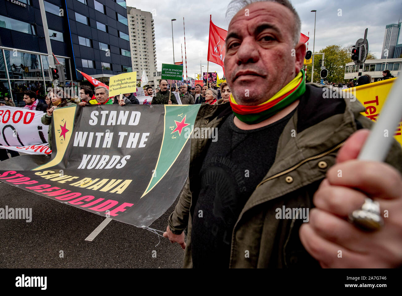 Rotterdam, Niederlande. 02 Nov, 2019. ROTTERDAM, Mitte, 02-11-2019, Demonstranten zogen durch die Stadt am Samstag Nachmittag. Sie trugen Schilder an Erdogan, und riefen Parolen wie "Erdogan Erdogan Terrorist, Mörder". Credit: Pro Schüsse/Alamy leben Nachrichten Stockfoto