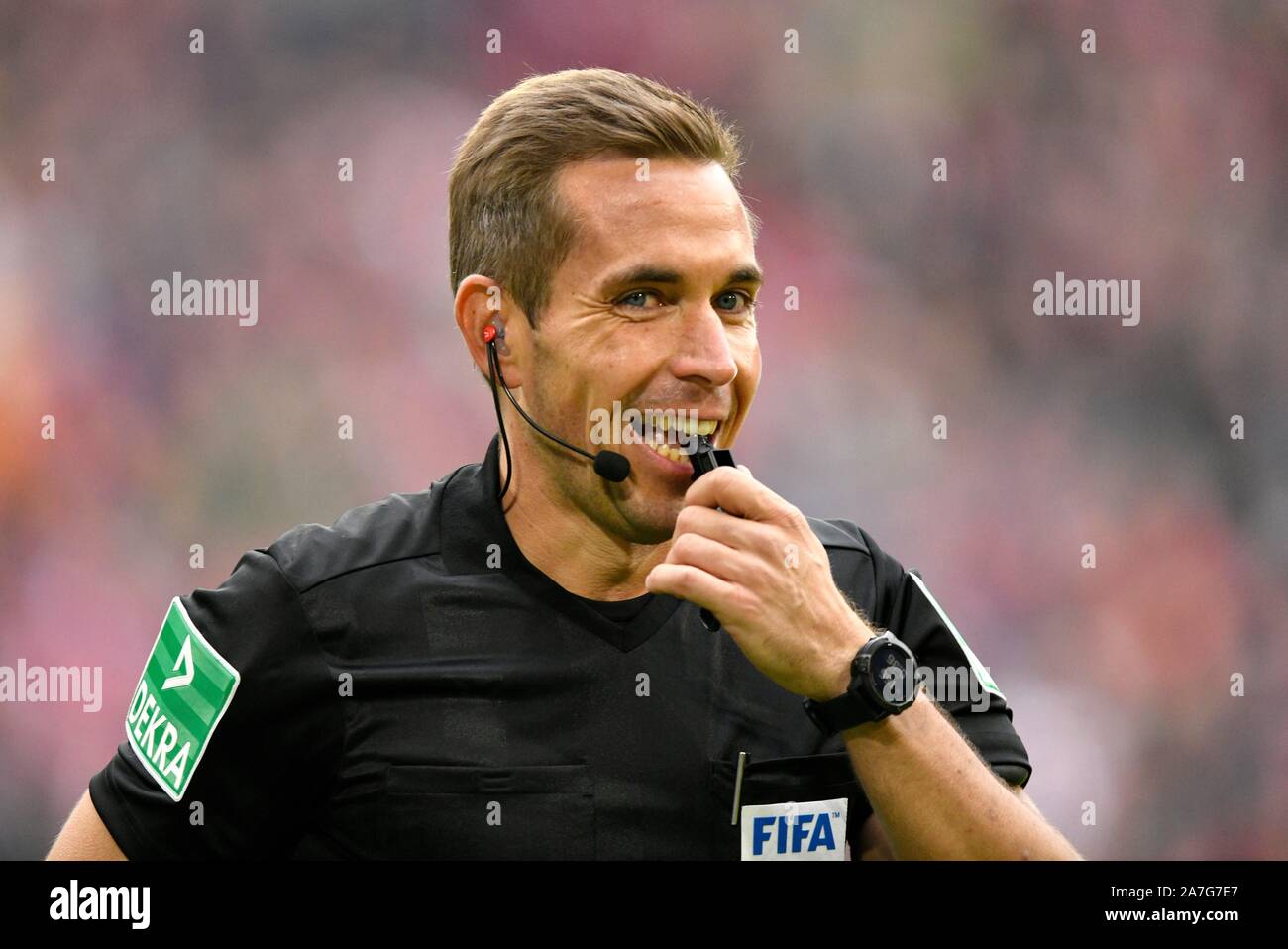 Schiedsrichter Tobias Stieler Gestik, Geste mit Pfeifen, Allianz Arena, München, Bayern, Deutschland Stockfoto