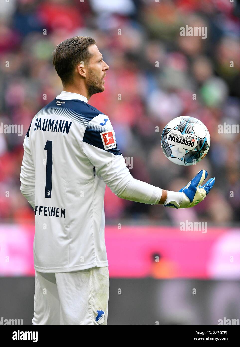 Torwart Oliver Baumann TSG 1899 Hoffenheim mit Kugel, Allianz Arena, München, Bayern, Deutschland Stockfoto