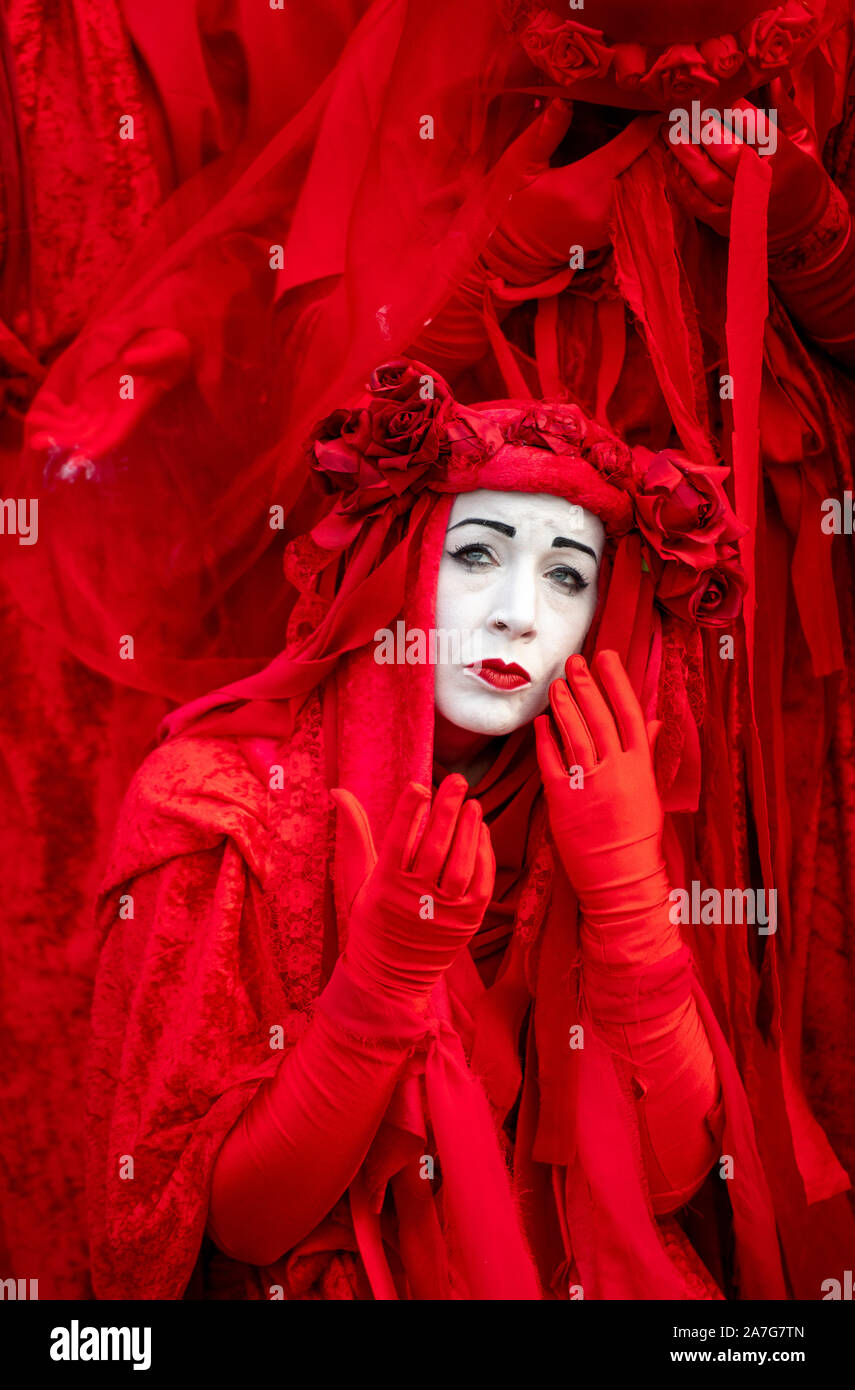 Klima Aktivisten, die Rote Rebellen, vor der Parade entlang dem Fluss Cam in einem Punt der schlechte Zustand des Flusses zu markieren. Stockfoto