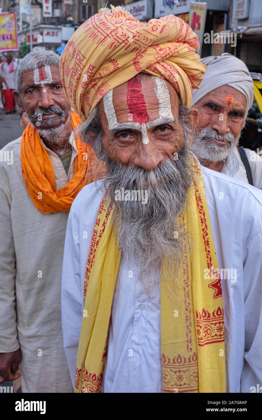 Drei indischen Sadhus (Heiligen hinduistischen Männer; Asketen), eine Konfiguration zur Erinnerung an die Heiligen hinduistischen Dreifaltigkeit Dattatreya, Mumbai, Indien Stockfoto