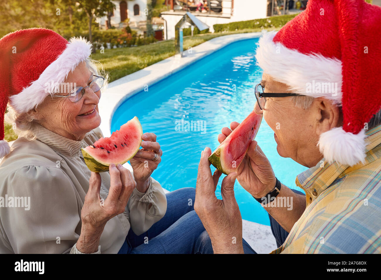 Gerne ältere Paare genießen in Wassermelone und feiern Weihnachten. Stockfoto