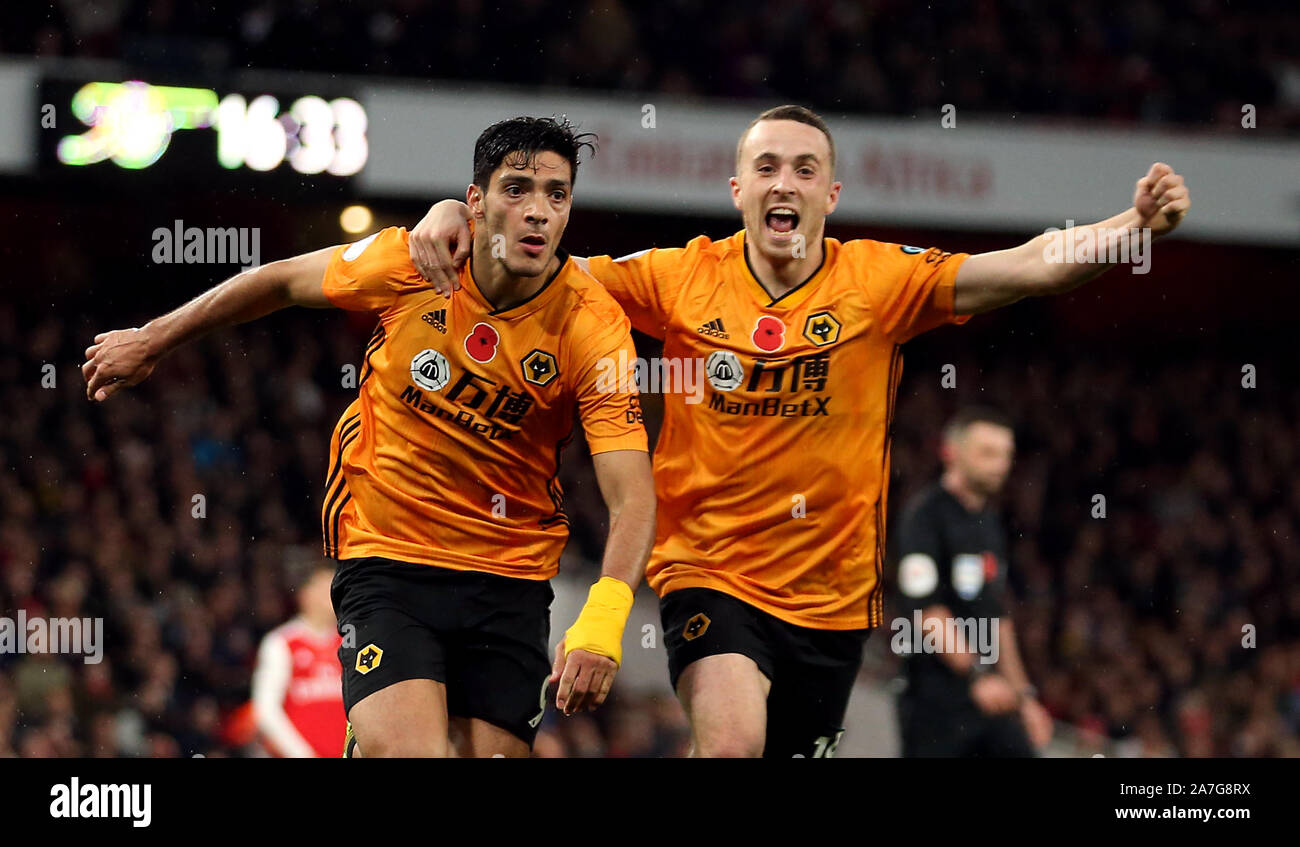 Wolverhampton Wanderers" Raul Jimenez feiert ersten Ziel seiner Seite des Spiels zählen während der Premier League match Im Emirates Stadium, London. Stockfoto