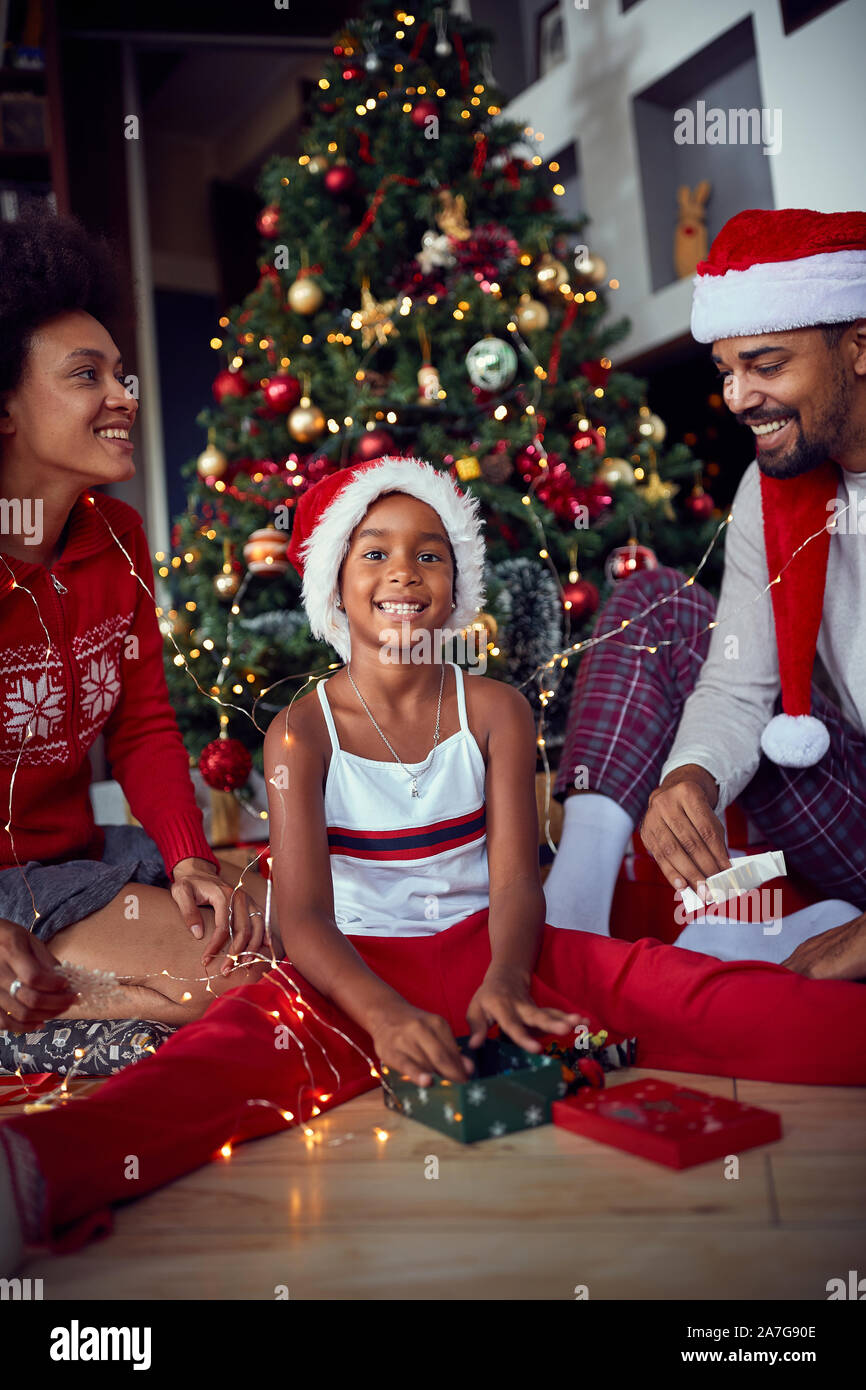 Happy Family vor geschmückten Weihnachtsbaum zu Hause viel Spaß Stockfoto