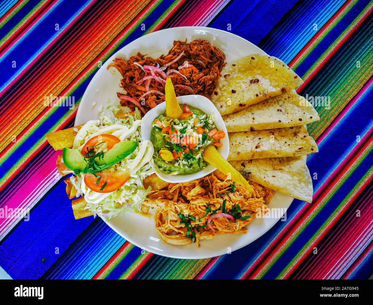 Mexican food Mix bunten Hintergrund, Guacamole, Cochinita Pibil, flautas und quesadilla. Stockfoto