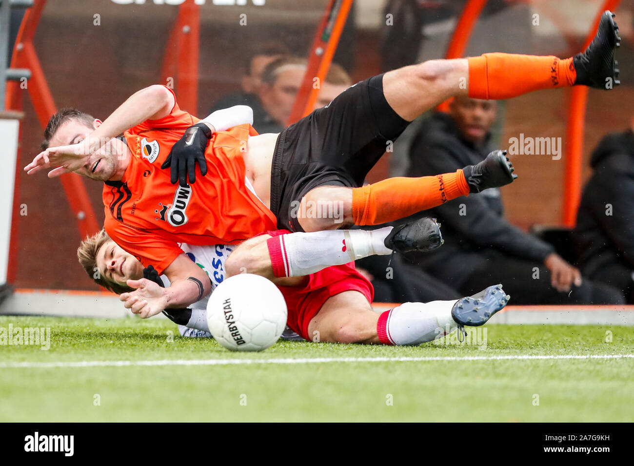 Katwijk, Niederlande. 02 Nov, 2019. KATWIJK, 02-11-2019, Sportpark De Krom, deutscher Fußball, Tweede Divisie, Saison 2019/2020. (R-L) Noordwijk player Tjeerd Westdijk und Katwijk player Kay Blokland während des Spiels Katwijk vs Noordwijk Credit: Pro Schüsse/Alamy leben Nachrichten Stockfoto