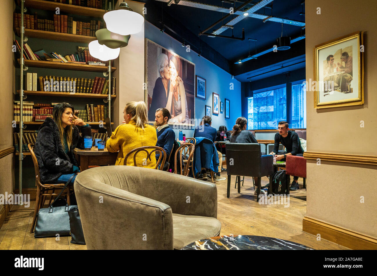 Caffè Nero Interior - das Club-ähnliche Interieur eines Caffè Nero oder Cafe Nero Café im Zentrum von London Stockfoto