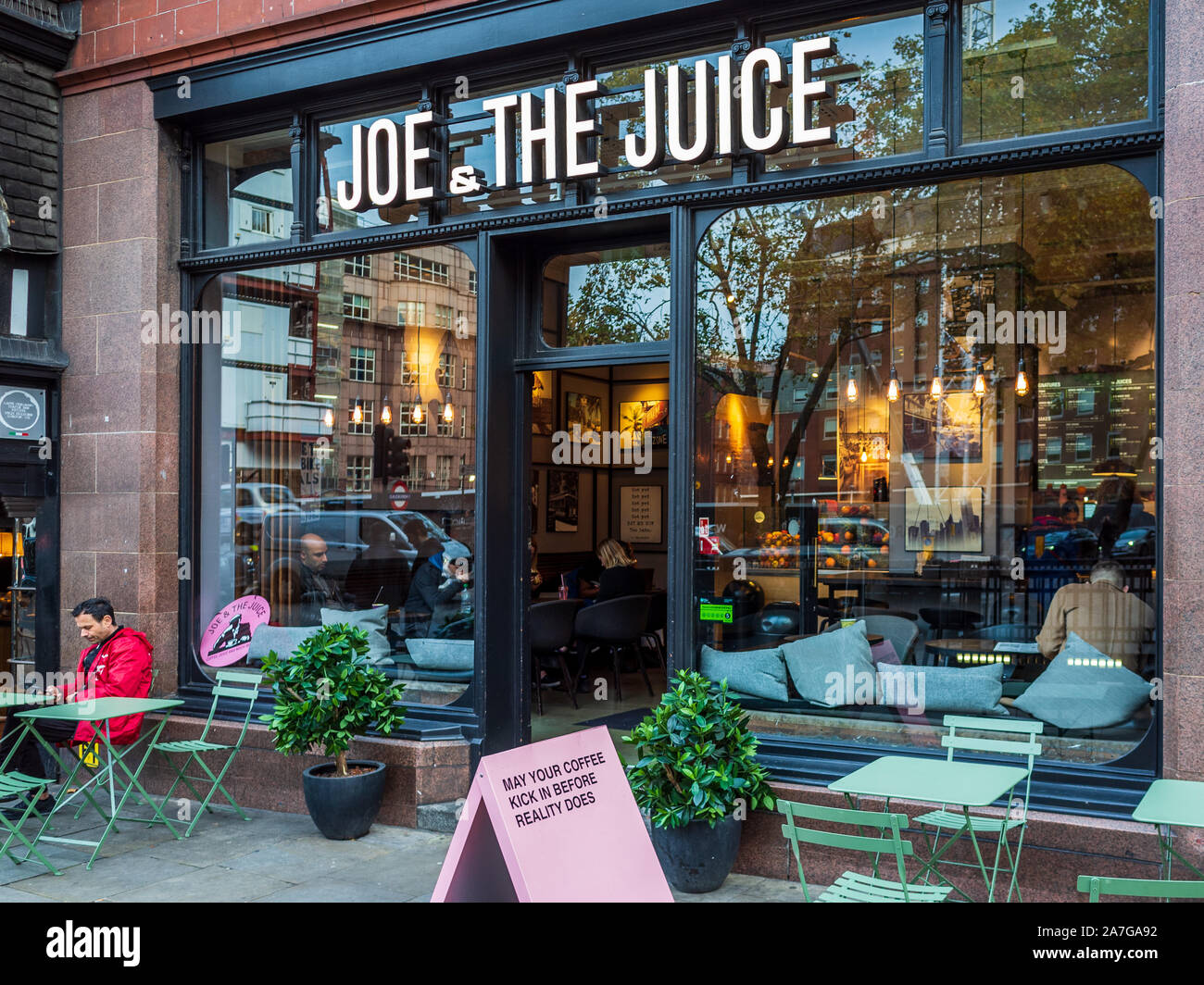 Joe und der Saft, Kaffee und Saft Bar/Restaurant im Londoner West End. Die ursprünglich aus Dänemark Joe & Saft, dienen Essen, Kaffee und Saft. Stockfoto