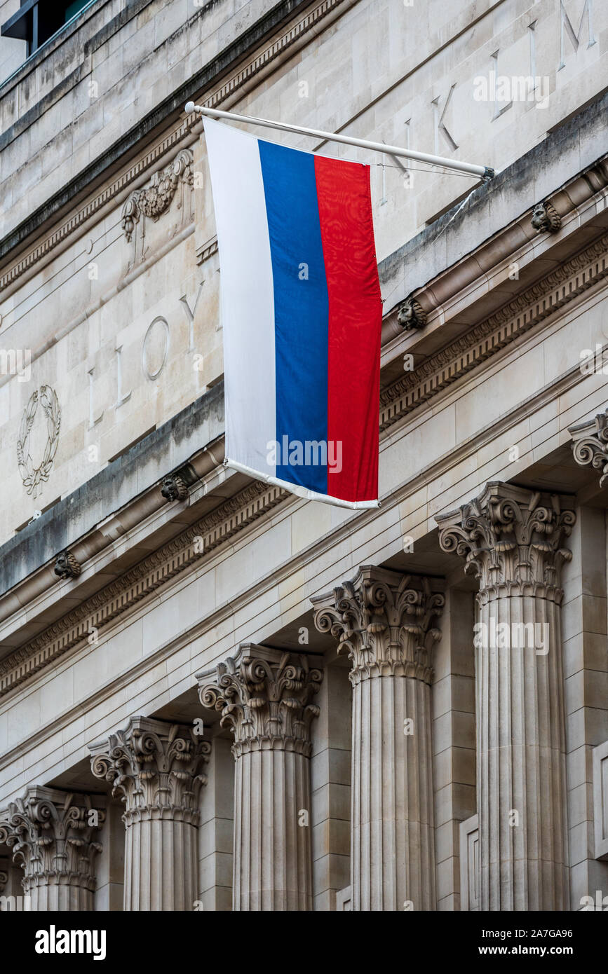 Russische Fahne außerhalb VTB Capital London Office - VTB russischen Investitionsbank Büro im ehemaligen Lloyds Bank auf Cornhill in der City von London Stockfoto