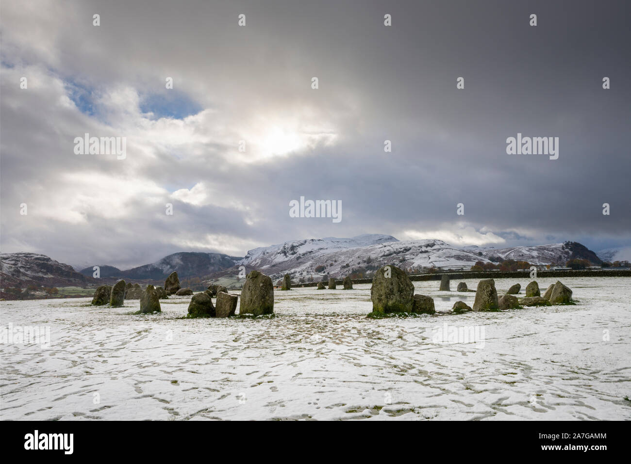 Schnee am Castlerigg Steinkreis im Nationalpark Lake District, Cumbria, England. Stockfoto
