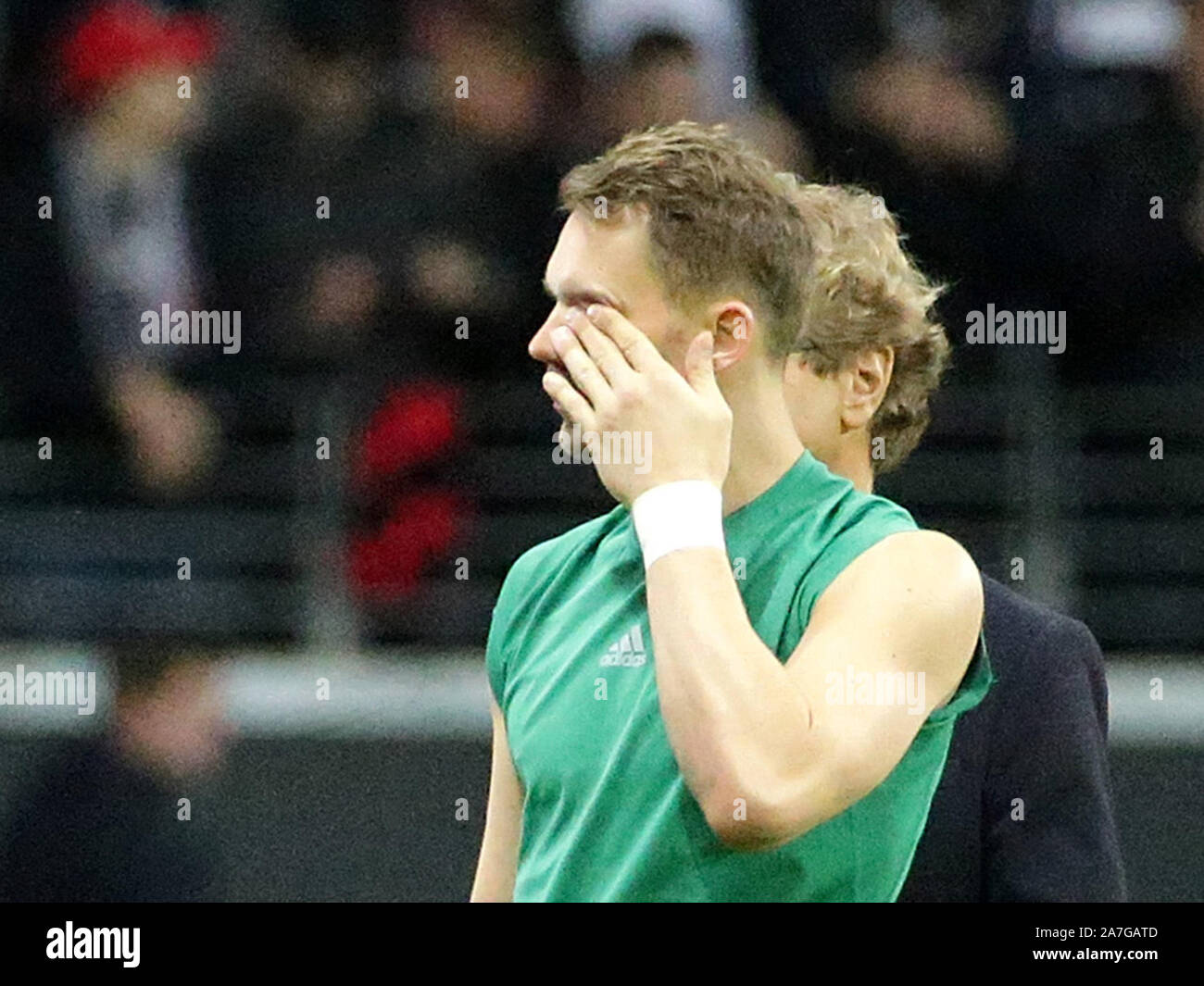 Frankfurt, Deutschland. Frank 02 November 2019, Hessen, Frankfurt/Main: Fußball: Bundesliga, Eintracht Frankfurt - FC Bayern München, 10. Spieltag, der in der Commerzbank Arena. Ein enttäuschter München Torwart Manuel Neuer nach der Niederlage. Foto: Hasan Bratic/dpa - WICHTIGER HINWEIS: In Übereinstimmung mit den Anforderungen der DFL Deutsche Fußball Liga oder der DFB Deutscher Fußball-Bund ist es untersagt, zu verwenden oder verwendet Fotos im Stadion und/oder das Spiel in Form von Bildern und/oder Videos - wie Foto Sequenzen getroffen haben. Stockfoto