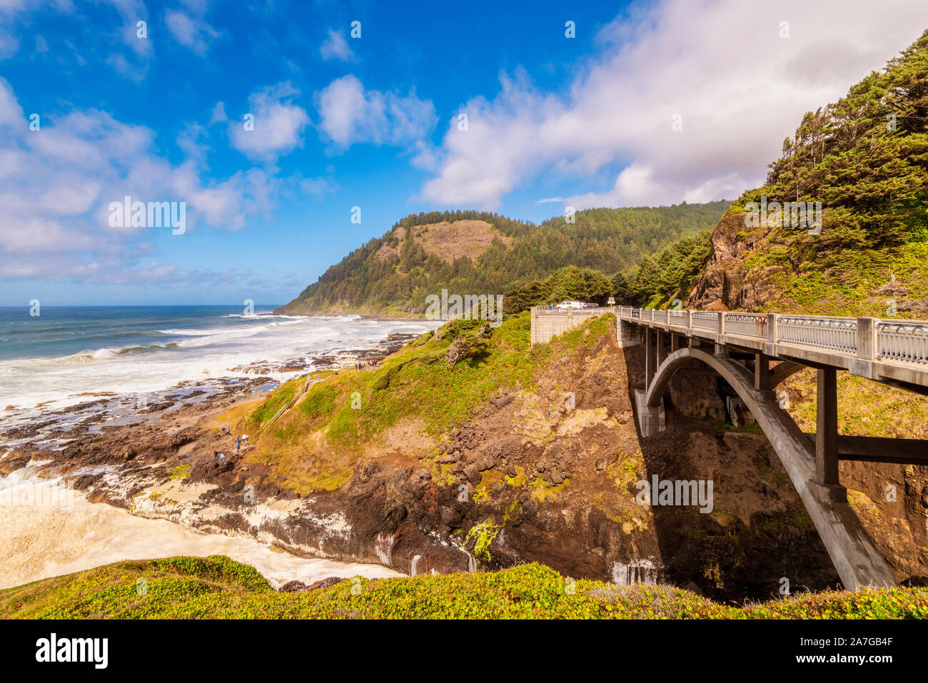 Brücke und Küstenlinie bei Cook's Abgrund in der Nähe von Yachats, Oregon, USA. Mehrere Gezeitenbecken sind auf der linken Seite unter denen sichtbar die berühmte 'Thor's Gut ist". Stockfoto