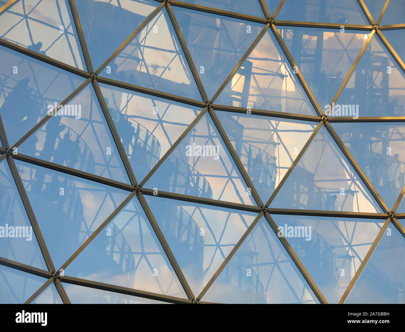 Abstraktes Muster des Dachs einer geodätischen Kuppel, wo jeder dreieckige Verkleidung hat eine Reflexion der Zahlen am Geländer im Inneren der Struktur stehen Stockfoto