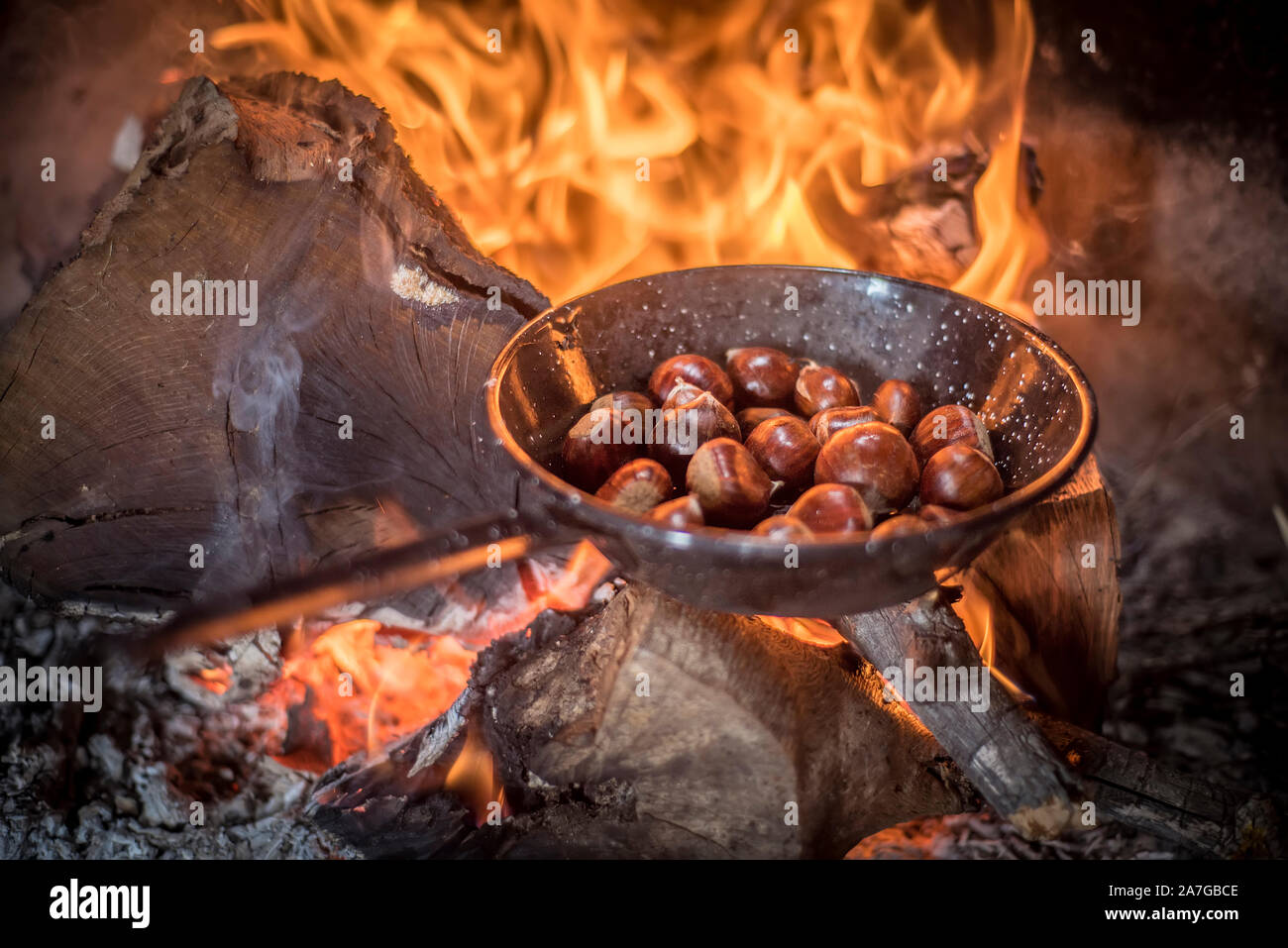 Kastanien rösten auf Feuer in einer Pfanne Stockfoto