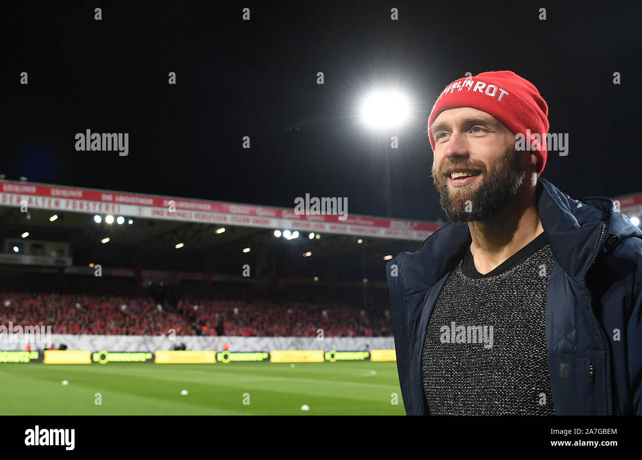 Berlin, Deutschland. 02 Nov, 2019. Fussball: 1. Fussballbundesliga, 10. Spieltag: 1. FC Union Berlin - Hertha BSC in der Alten Försterei. Das Diskuswerfen Olympiasieger Robert Harting, die in der DDR geboren wurde, ist über das im Stadion zu treten. Er trägt eine Kappe mit der Aufschrift "Berlin sieht rot!" auf. Mit diesem Motto der Rising Star aus Berlin-Köpenick geht in den pikanten Duell gegen die erste Mannschaft von Charlottenburg. Quelle: Britta Pedersen/dpa/Alamy leben Nachrichten Stockfoto