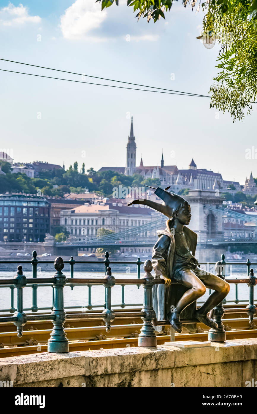 Little Princess Statue an der Donau mit Fisherman's Bastion und Széchenyi Kettenbrücke in der Ferne, Budapest, Ungarn Stockfoto