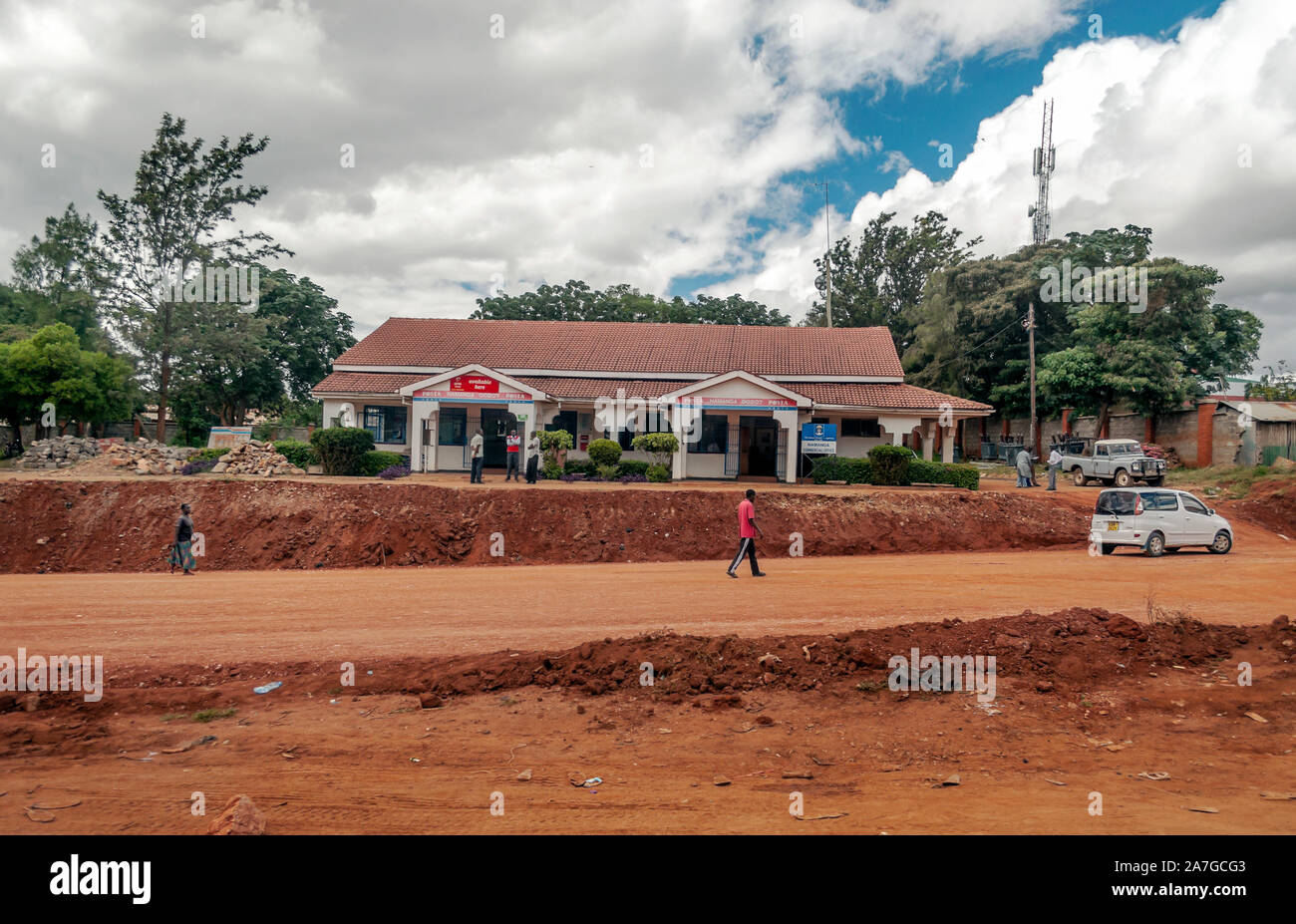 NAIVASHA, KENIA - Mai, 2014: Typische shopping street scene mit Fußgängern in Naivasha, Kenia Stockfoto