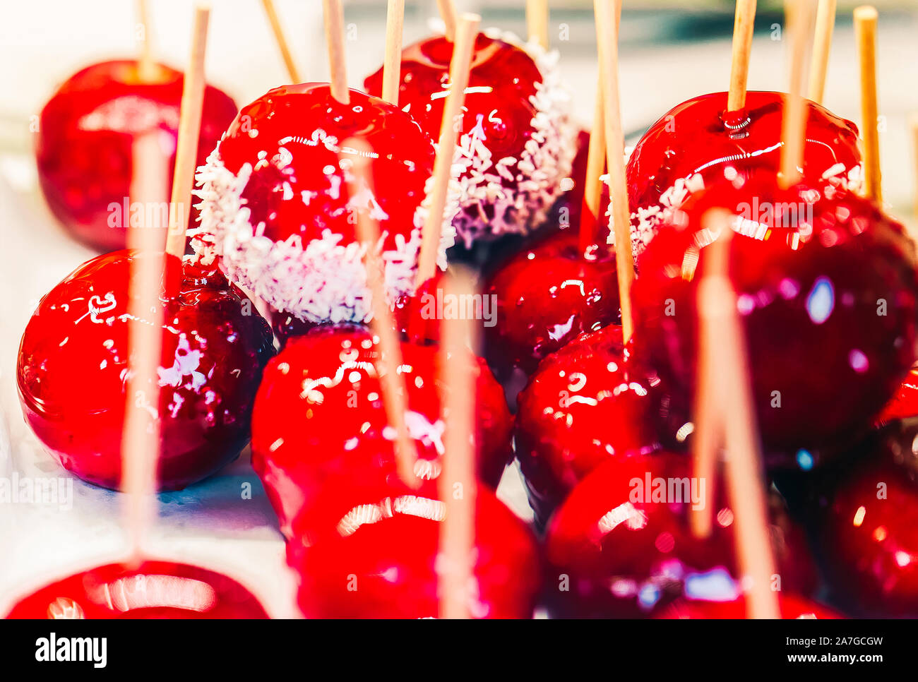 Red glasierte Äpfel in Weihnachtsmarkt in Vilnius Stockfoto