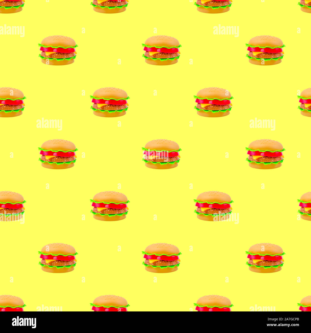 Fast food Muster Kunststoff Burger auf gelbem Hintergrund. Modern isometrische Muster Stockfoto