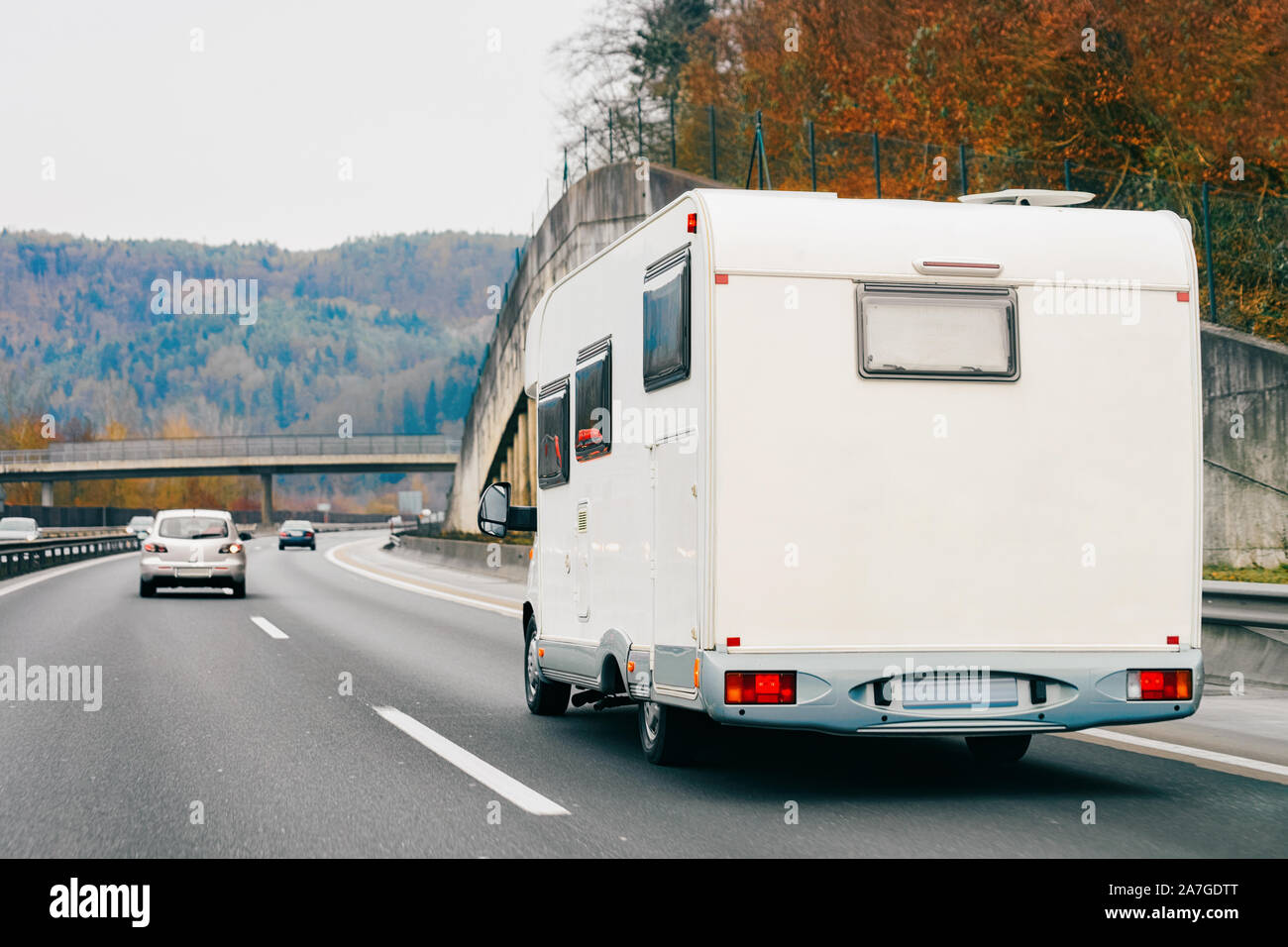 Weiß Camper rv im Straßenverkehr auf der Autobahn Stockfoto