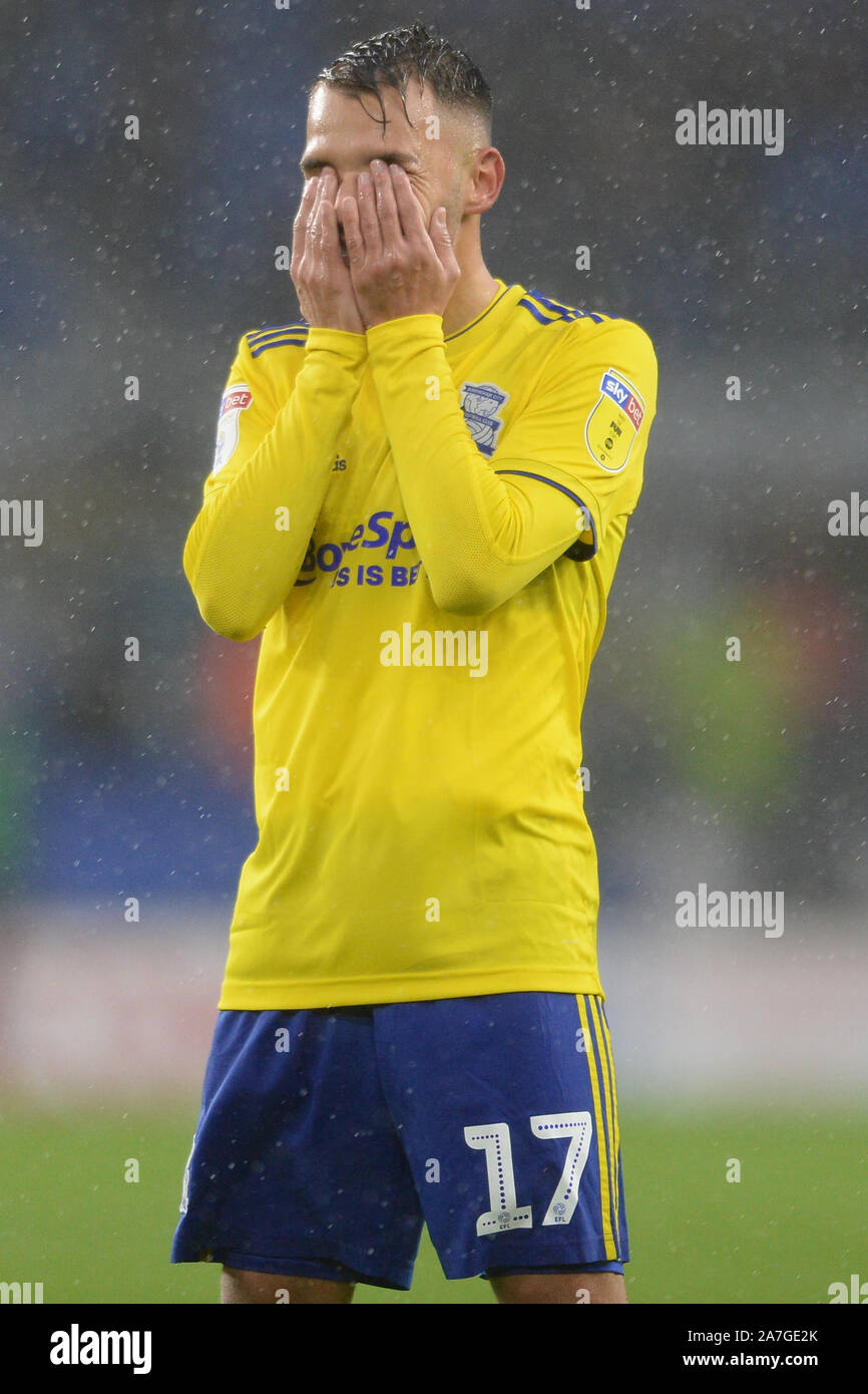 Cardiff, Wales, UK. 02 Nov, 2019. Fran Villalba von Birmingham City reagiert auf fehlt eine einfache Möglichkeit zu zählen, während der Himmel Wette Championship Match zwischen Cardiff City und Birmingham City an der Cardiff City Stadium, Cardiff am Samstag, den 2. November 2019. (Credit: Jeff Thomas | MI Nachrichten) das Fotografieren dürfen nur für Zeitung und/oder Zeitschrift redaktionelle Zwecke verwendet werden, eine Lizenz für die gewerbliche Nutzung Kreditkarte erforderlich: MI Nachrichten & Sport/Alamy leben Nachrichten Stockfoto