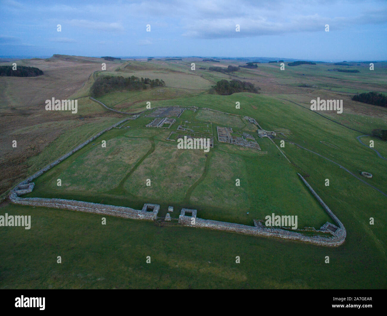 Luftaufnahme von Housesteads Roman Fort auf der Hadrianswall in Northumberland, England, UK. Es ist die am besten erhaltene römische Festung auf den Britischen Inseln Stockfoto