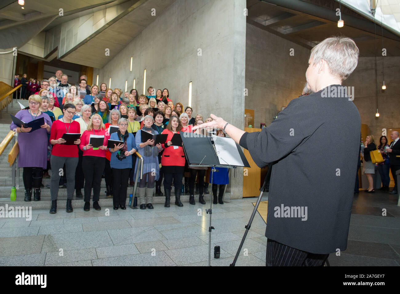 Edinburgh, Großbritannien. 31. Oktober 2019. Im Bild: Soundhouse Chor durchführen, auf den Stufen des Garten Lobby des Schottischen Parlaments. Soundhouse Chor ist ein alle willkommen Gemeinschaft Chor, keine Erfahrung oder Lesekompetenz sind notwendig. Im Jahr 2016 durch Musical Director Heather Macleod gebildet, es verfügt nun über 100 Mitglieder und hat in einigen der renommiertesten Edinburgh Hallen einschließlich der Greyfriars Kirk, Usher Hall und Queens Hall (wer den Chor unterstützen durchgeführt) und das schottische Parlament! Credit: Colin Fisher/CDFIMAGES.COM Stockfoto