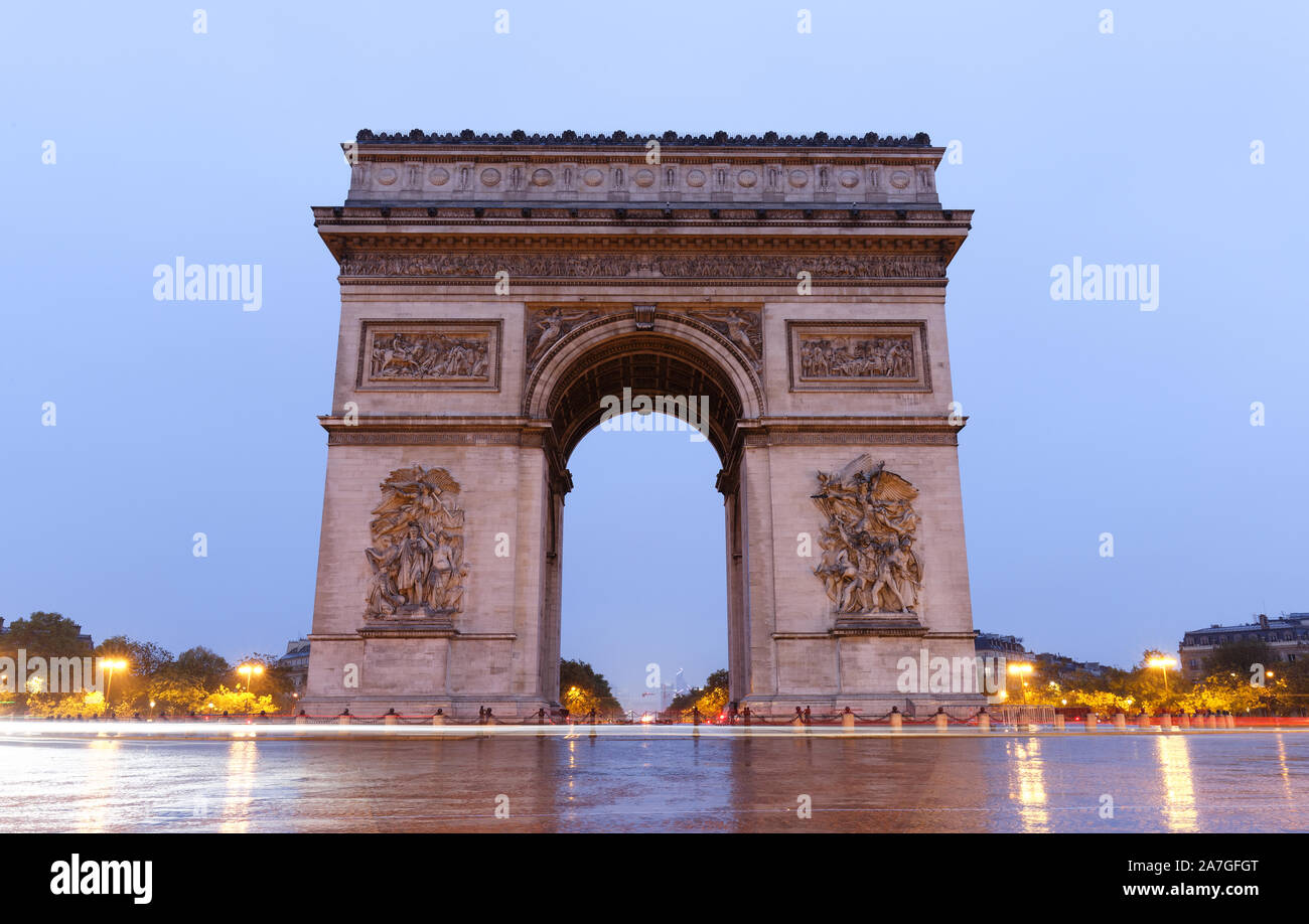 Der Triumphbogen ist eines der berühmtesten Denkmäler in Paris. Es ehrt diejenigen, die kämpften und starben für Frankreich. Stockfoto