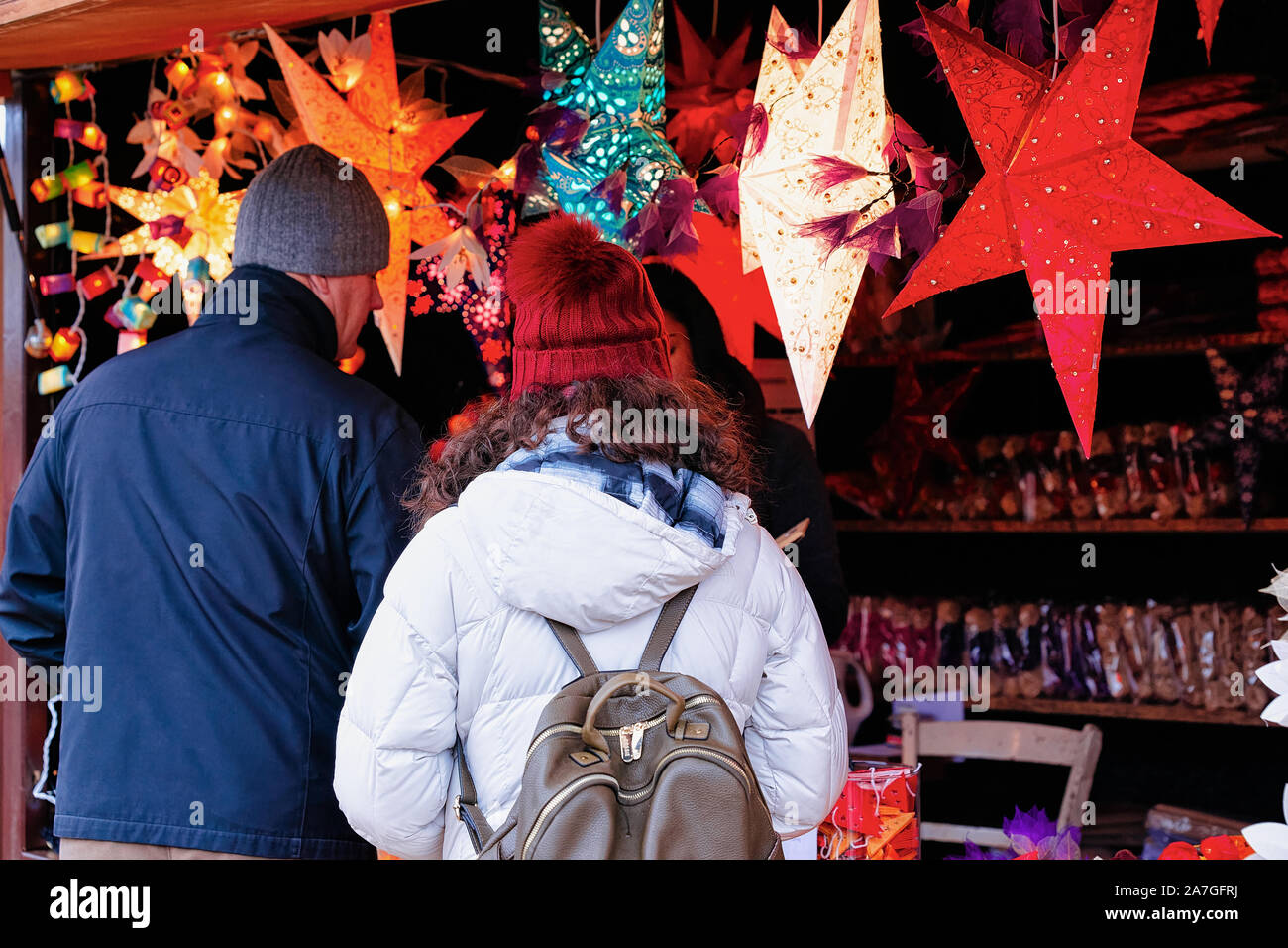 Die Menschen im Star Laterne auf Weihnachtsmarkt Schloss Charlottenburg Abschaltdruck Stockfoto