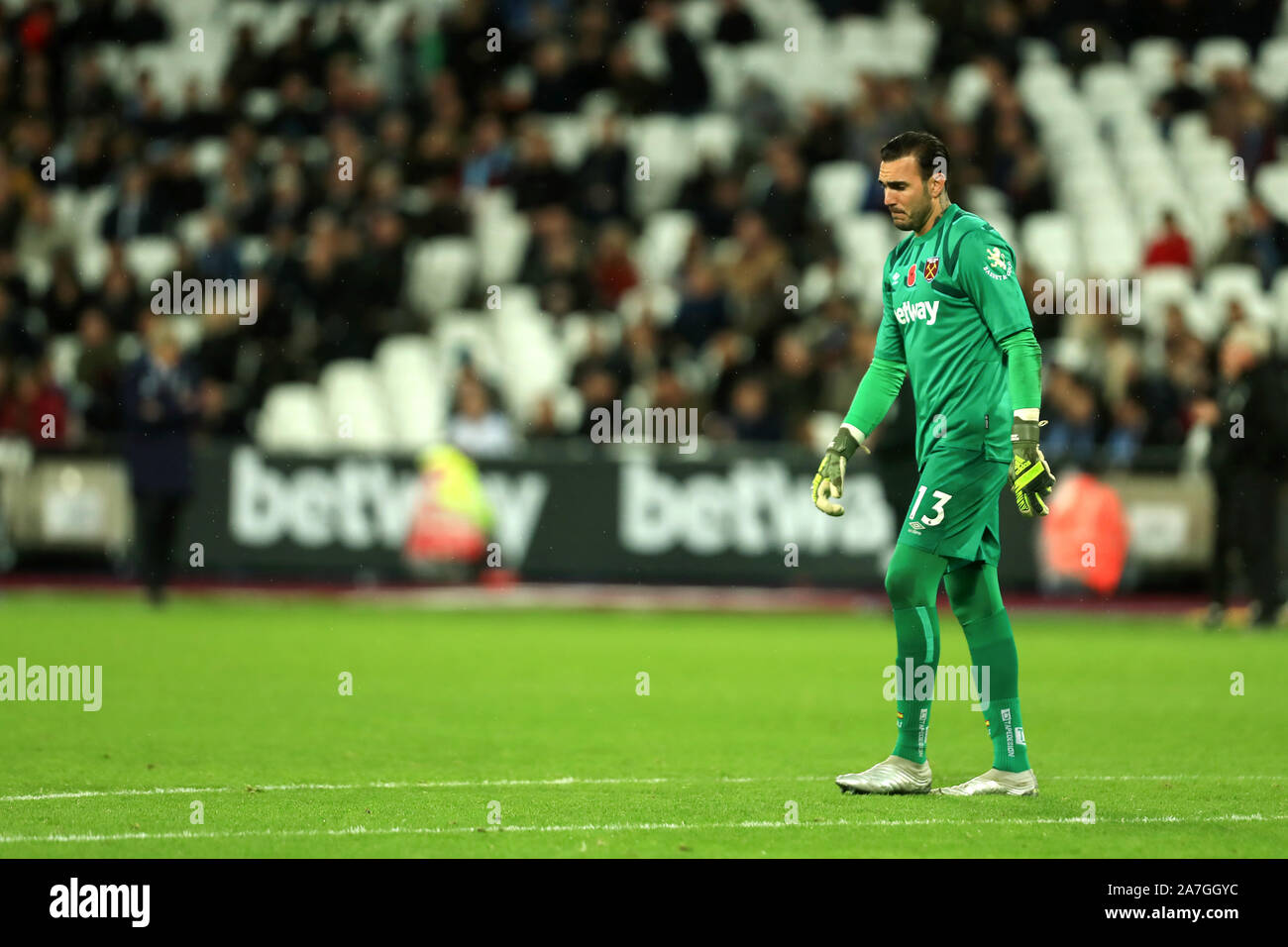 London, Großbritannien. 02 Nov, 2019. West Ham Torhüter Roberto niedergeschlagen beim Premier League Spiel zwischen West Ham United und Newcastle United im Boleyn Ground, London am Samstag, den 2. November 2019. (Credit: Leila Coker | MI Nachrichten) das Fotografieren dürfen nur für Zeitung und/oder Zeitschrift redaktionelle Zwecke verwendet werden, eine Lizenz für die gewerbliche Nutzung Kreditkarte erforderlich: MI Nachrichten & Sport/Alamy Live News Credit: MI Nachrichten & Sport/Alamy leben Nachrichten Stockfoto