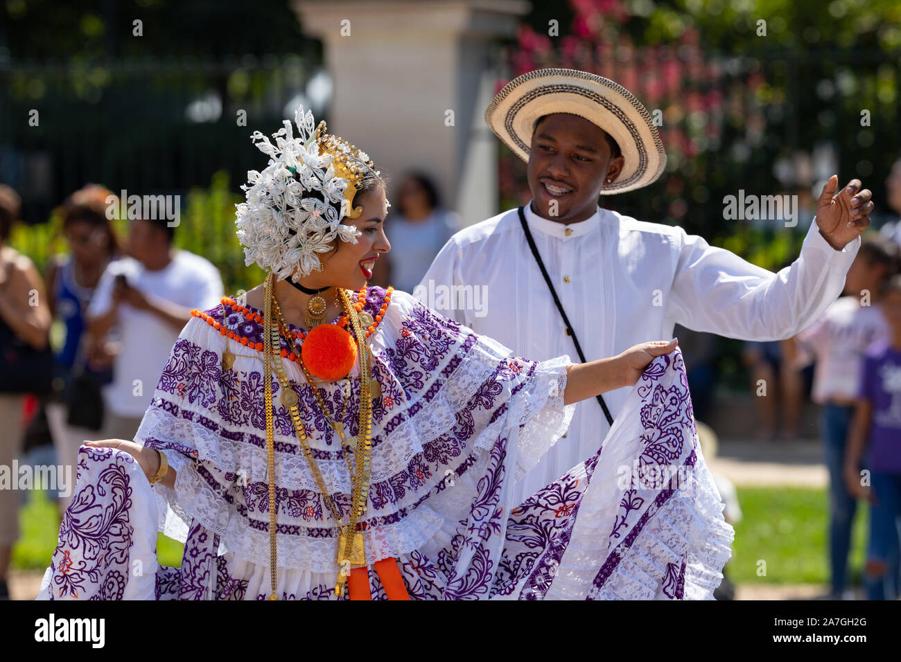 Washington DC, USA - 21. September 2019: Die Fiesta DC, Panama Tänzer tragen Polleras und Montunos, Tanzen während der Parade Stockfoto