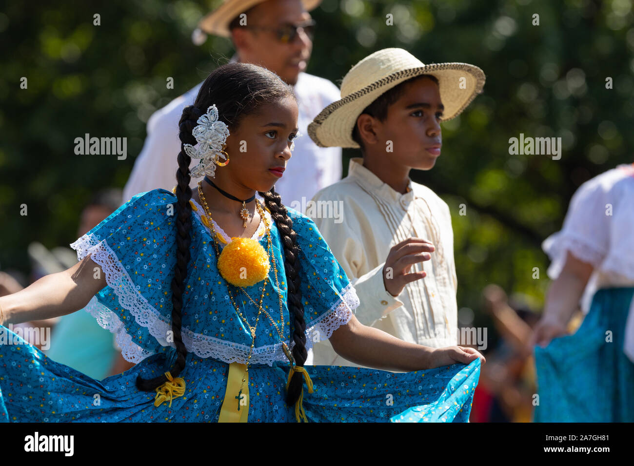 Washington DC, USA - 21. September 2019: Die Fiesta DC, Panama Tänzer tragen Polleras und Montunos, Tanzen während der Parade Stockfoto