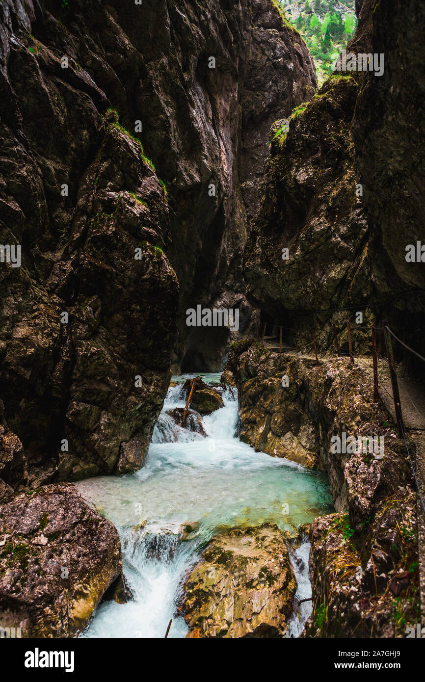 Erkunden sie die Schönheit der Höllentalklamm/Hölle Tal Schlucht in der Nähe von Grainau während einer Moody Sommer Tag mit klarem Wasser stream (Höllental, Deutschland, Europ. Stockfoto