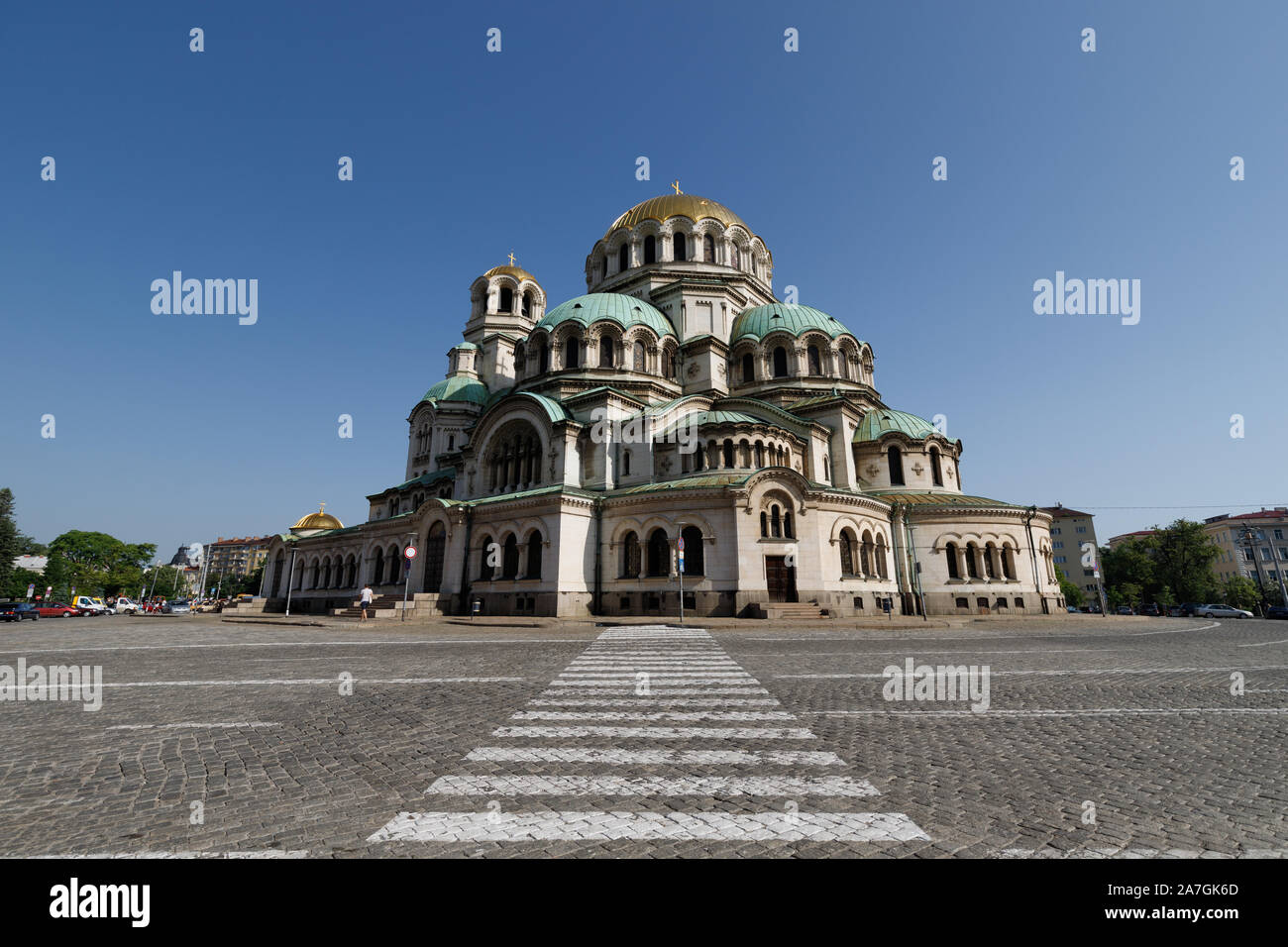 Die berühmte Kathedrale Saint Alexander Nevski bei Tageslicht mit perfekter blauer Himmel im Sommer (Sofia, Bulgarien, Europa) Stockfoto