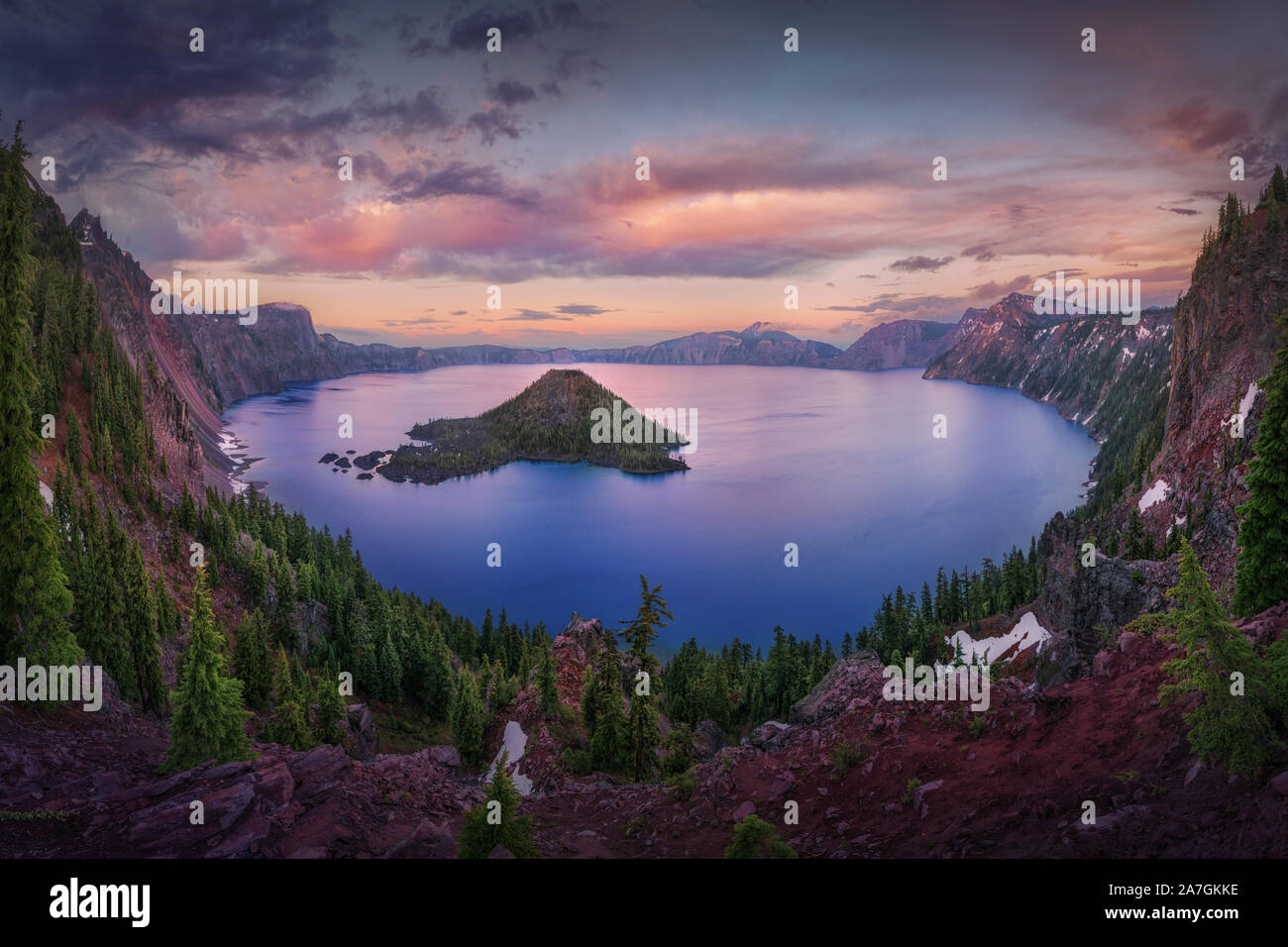 Kalter Frühling Abend am Crater Lake, Oregon, USA. Stockfoto