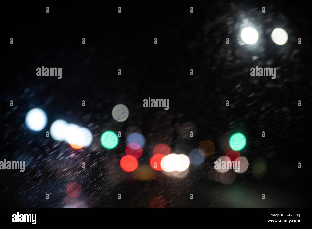 Aus abstrakten Autoscheinwerfer im Regen mit Platz für Text auf dunklem Hintergrund Stockfoto