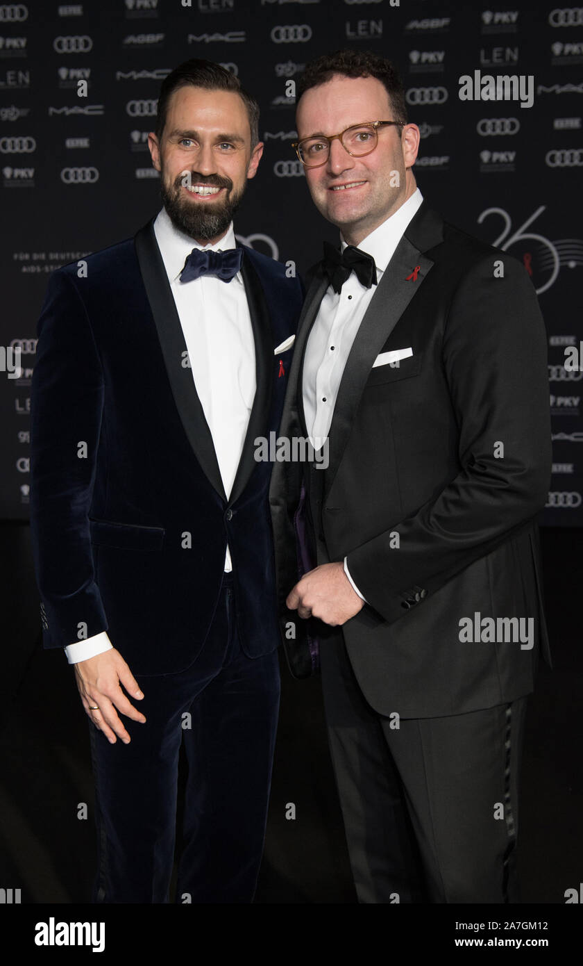 Berlin, Deutschland. 02 Nov, 2019. Jens Spahn (CDU), Bundesministerin für Gesundheit, und Ehemann Daniel Funke kommen die 26. Festliche Operngala für die Deutsche AIDS-Stiftung. Die Berliner nutzen Opera Gala seit 1994 statt und ist einer der gesellschaftlichen Höhepunkte des Jahres. Oper Sterne durchführen zugunsten der Deutschen Aids-Stiftung, durch den Chor und das Orchester der Deutschen Oper Berlin begleitet. Quelle: Jörg Carstensen/dpa/Alamy leben Nachrichten Stockfoto