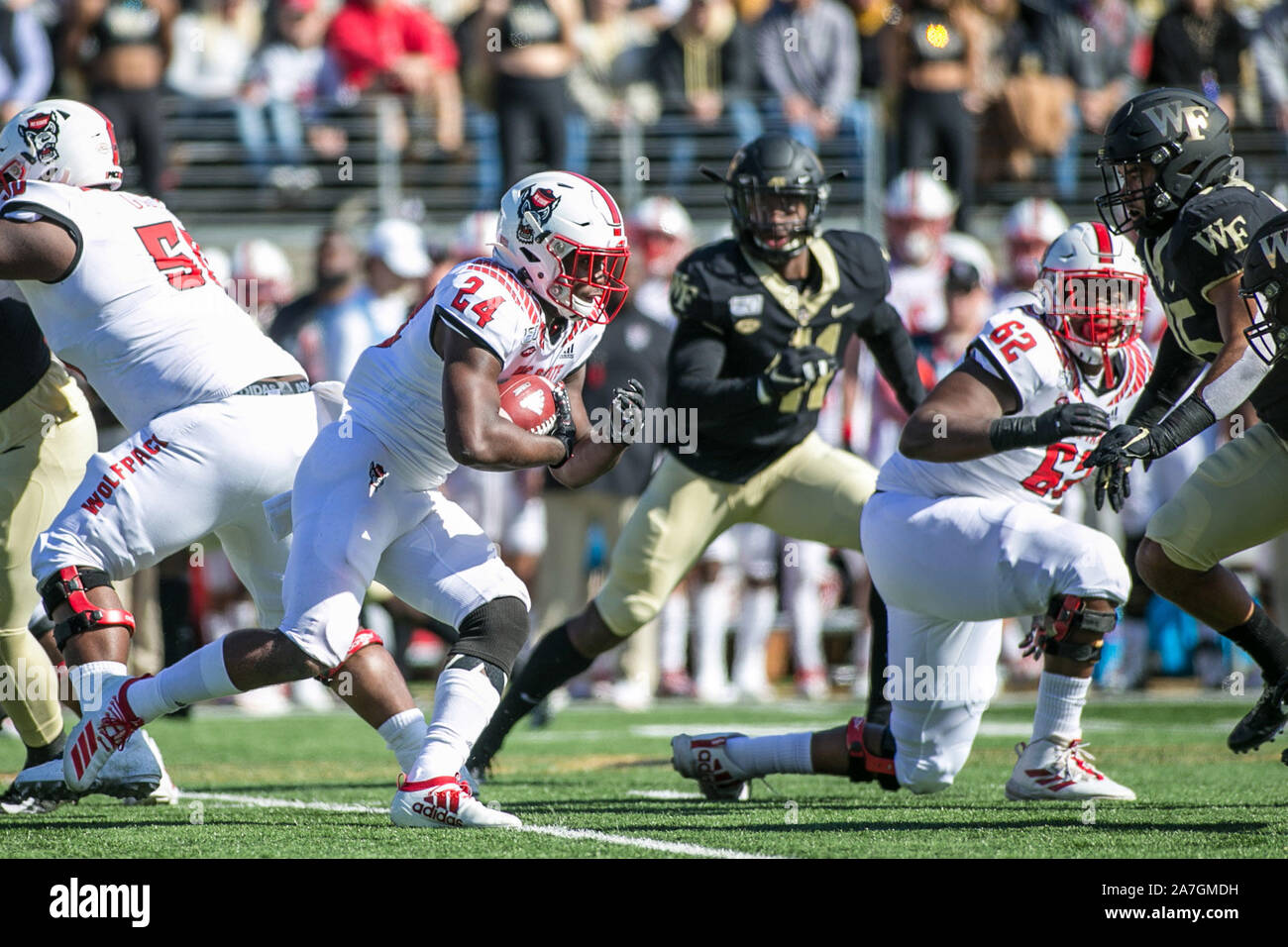 Winston-Salem, NC, USA. 2 Nov, 2019. North Carolina State Wolfpack zurück laufen Zonovan Ritter (24.) versucht zu brechen, vorbei an der Wake Forest Verteidigung während der NCAA Football Aktion zwischen NC Zustand Wolfpack und die Wake Forest Dämon-diakone bei BB&T Feld in Winston-Salem, NC. Jonathan Huff/CSM/Alamy leben Nachrichten Stockfoto