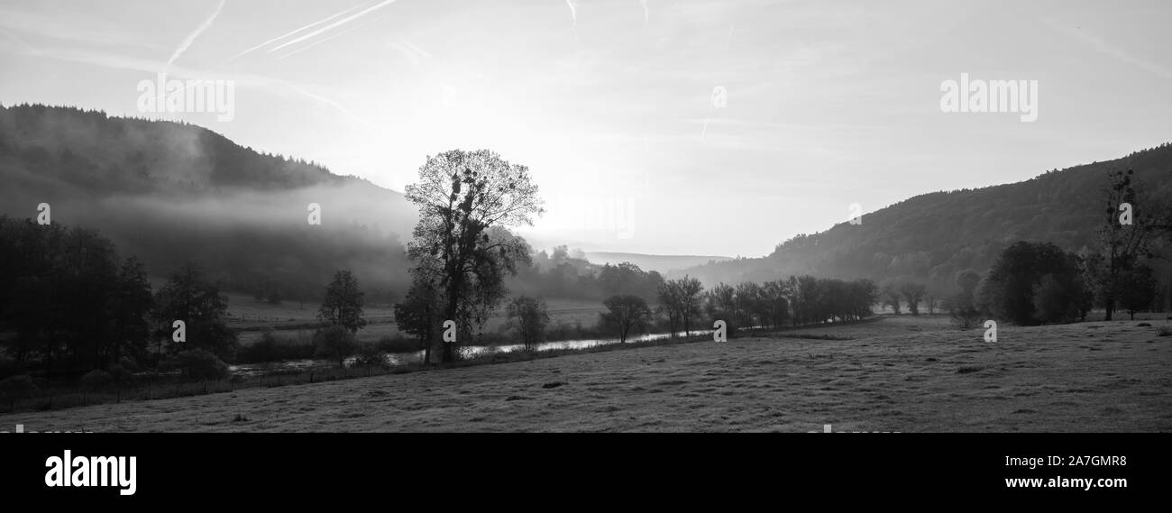Morgennebel bei Sonnenaufgang über dem Fluss Ourthe in der Nähe von Echternach in Luxemburg Stockfoto