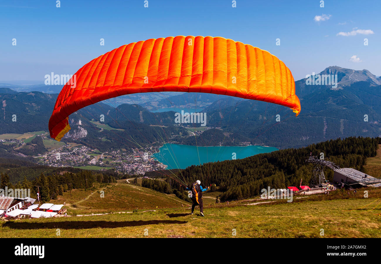 Blick auf St. Gilgen, den Wolfgangsee See und die umliegenden Berge von Zwolferhorn Berg im Salzkammergut, Österreich Stockfoto