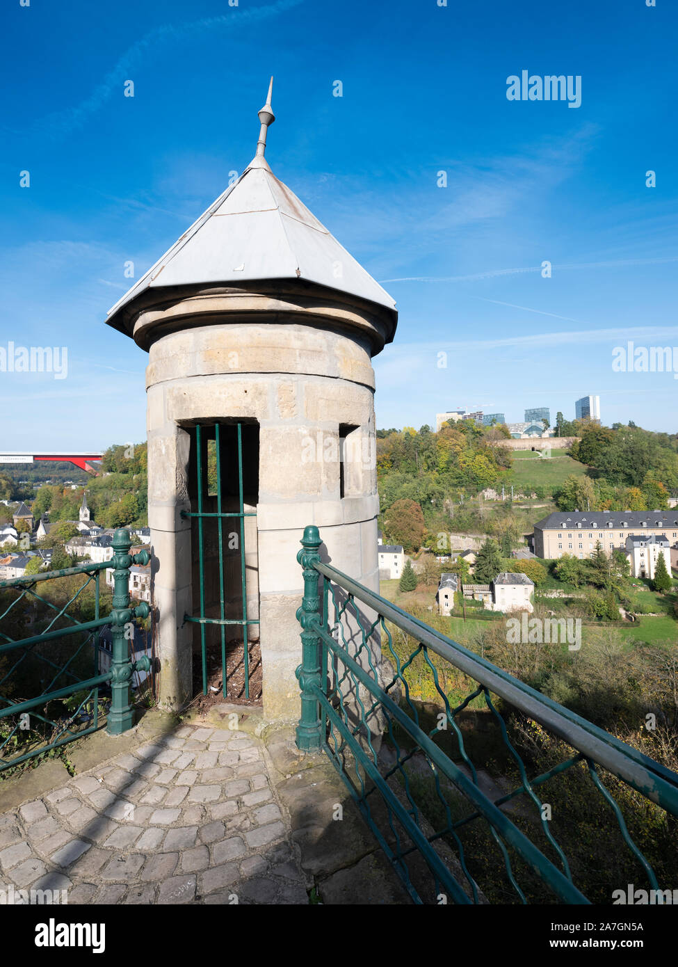 Alte Watch Tower mit Blick auf die untere Stadt Luxemburg mit Kirchberg und die europäischen Institutionen im Hintergrund Stockfoto