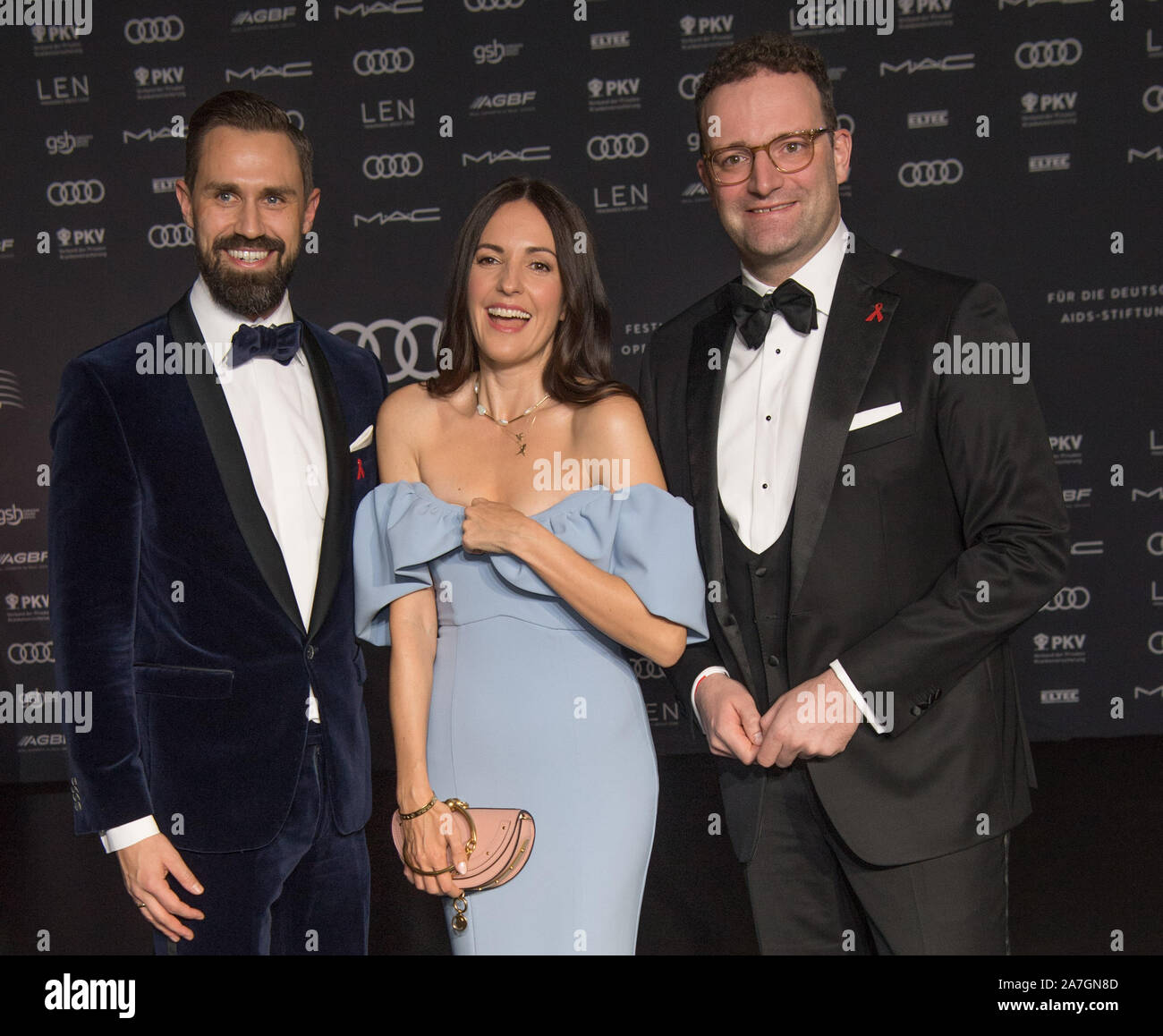 Berlin, Deutschland. 02 Nov, 2019. Jens Spahn (CDU), Bundesministerin für Gesundheit, und Ehemann Daniel Funke und Moderatorin Johanna Klum kommen die 26. Festliche Operngala für die Deutsche AIDS-Stiftung. Die Berliner nutzen Opera Gala seit 1994 statt und ist einer der gesellschaftlichen Höhepunkte des Jahres. Oper Sterne durchführen zugunsten der Deutschen Aids-Stiftung, durch den Chor und das Orchester der Deutschen Oper Berlin begleitet. Quelle: Jörg Carstensen/dpa/Alamy leben Nachrichten Stockfoto