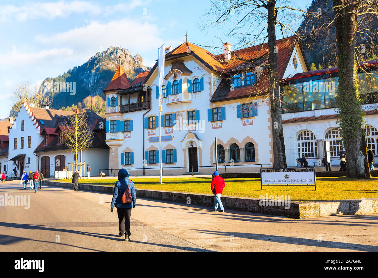 Füssen, Deutschland - Dezember 27, 2016: wunderschön bemalte traditionelle bayerische Haus und die Menschen in der Nähe von Neuschwanstein und deutschen Alpen in Bayern Stockfoto