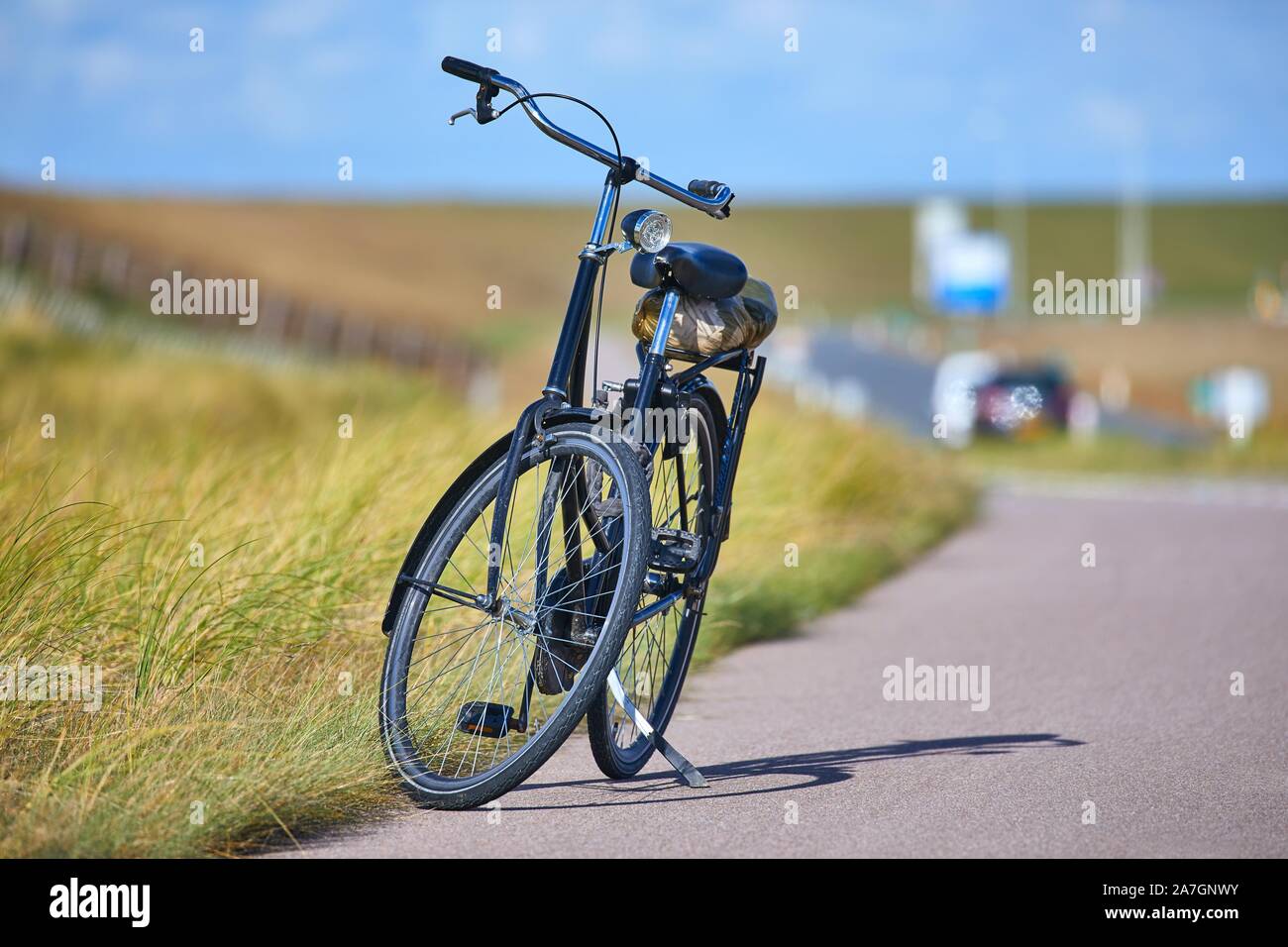 Fahrrad auf der Straße in den Niederlanden Stockfoto