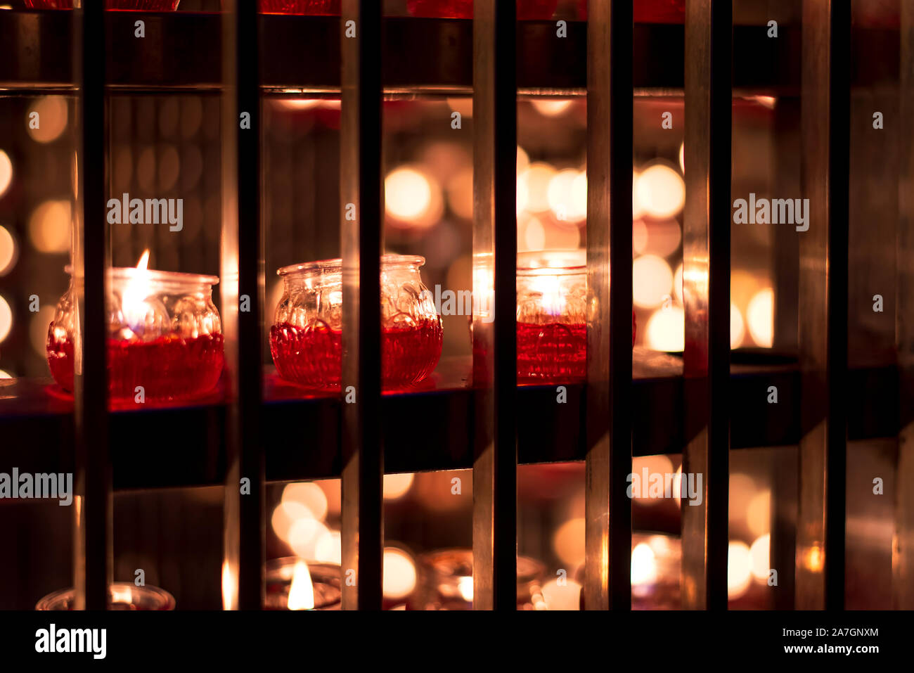 Große Anzahl von Kerzen beleuchtet in einem Tempel Stockfoto